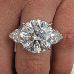 Anillo de tres piedras con diamante redondo talla brillante de 8,08 quilates certificado por el GIA