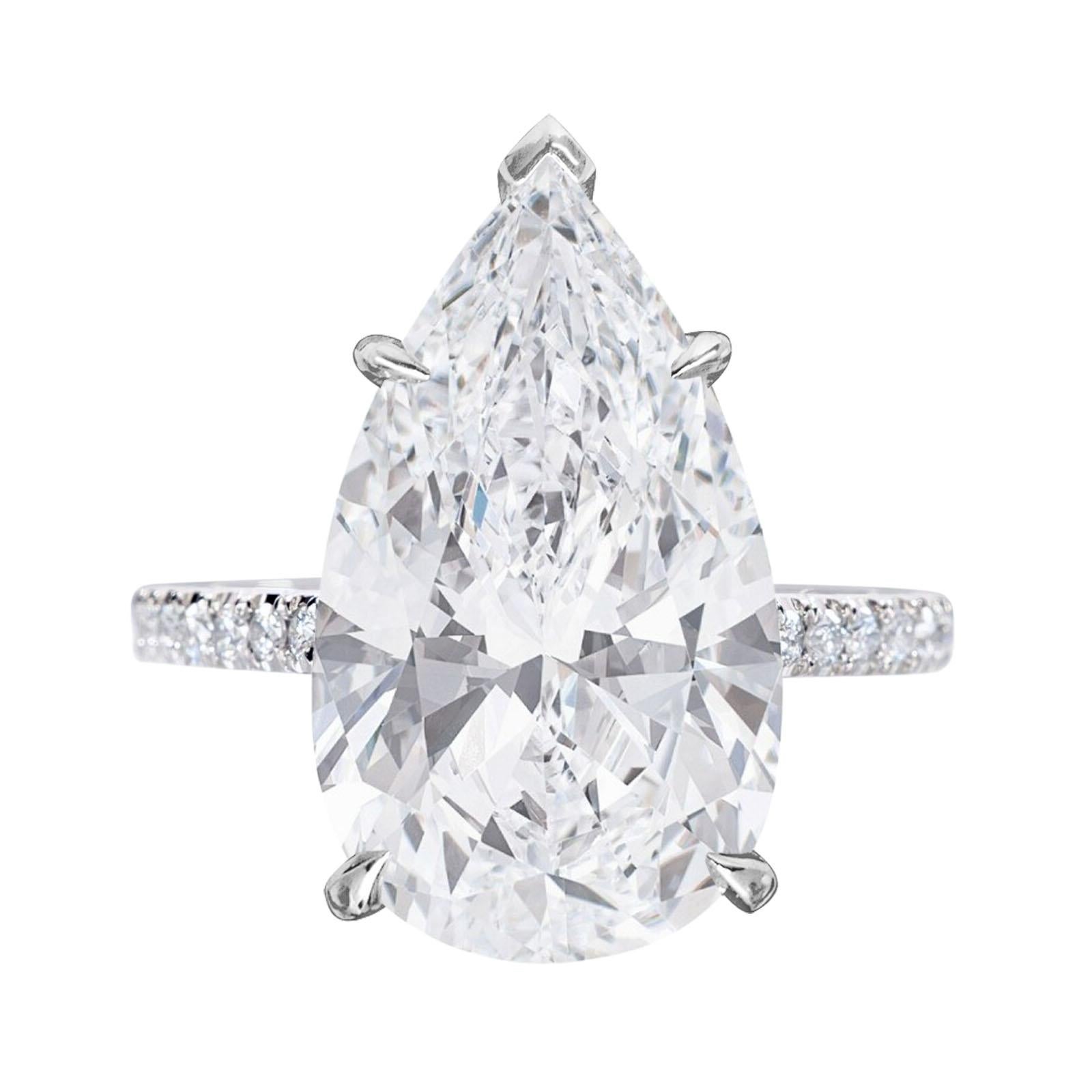 Embrassez l'incarnation du luxe avec cette bague à diamant poire de 8 carats certifiée GIA, ornée de diamants pavés. Au cœur de cette bague exquise brille un diamant poire envoûtant, certifié par le très estimé Gemological Institute of America (GIA)