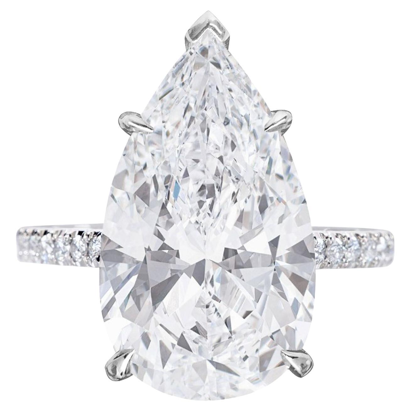 Bague en diamant poire certifié GIA de 8 carats avec pavé  en vente