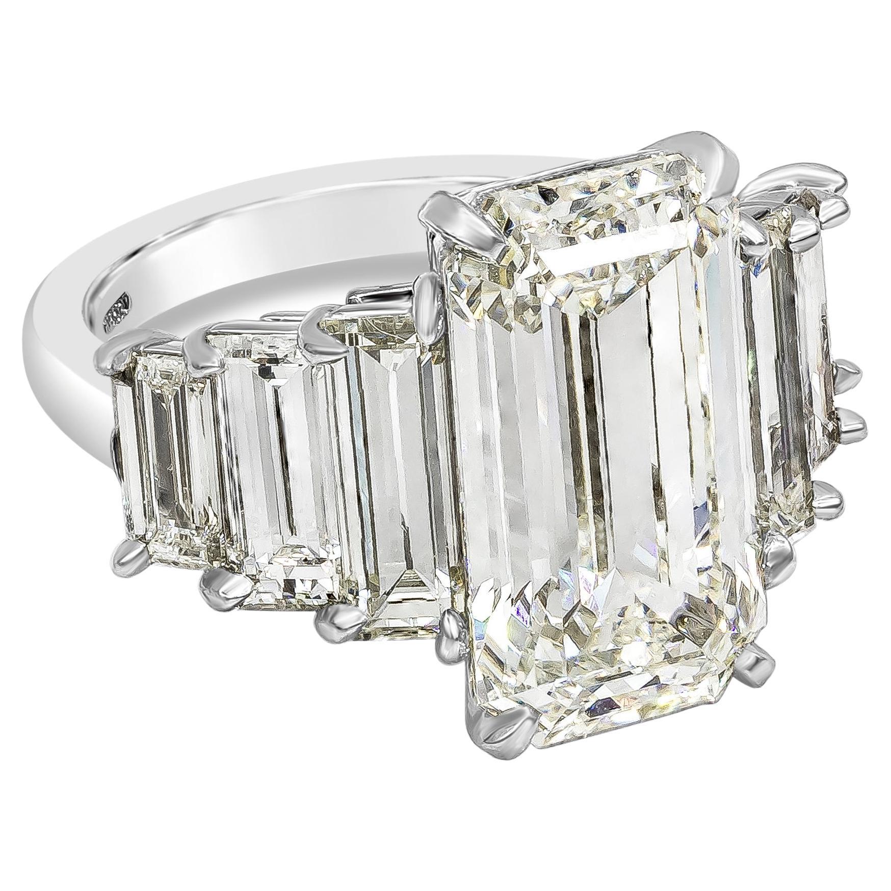 Bague de fiançailles de belle facture, mettant en valeur un diamant taille émeraude de 8,09 carats certifié par la GIA de couleur K et de pureté VS1, serti sur une monture à quatre griffes. Accentué par six diamants trapézoïdaux taillés en escalier