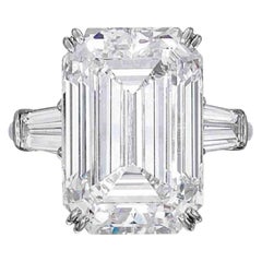 Bague en platine avec diamants baguettes effilées de 8::10 carats de taille émeraude certifiés GIA H