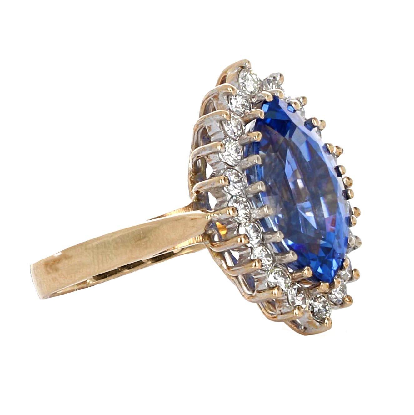 GIA-zertifizierter Verlobungsring mit 8,11 Karat blauem Saphir und Diamant in Marquise-Form. Der Saphir ist von 20 runden weißen Brillanten umgeben. GIA beschreibt den Mittelstein als einen marquiseförmigen Saphir mit einem Gewicht von 8,11 Karat