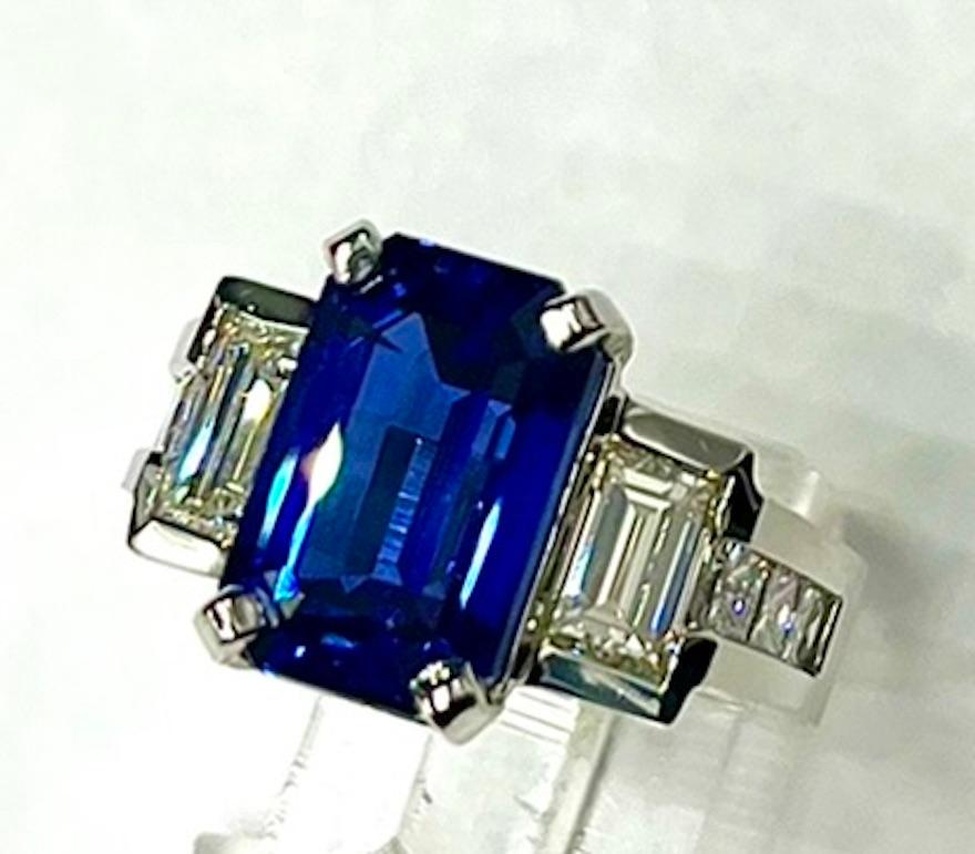Taille émeraude GIA Certified 8.12Ct Very Fine Emerald Cut Blue Ceylon Sapphire Ring en vente