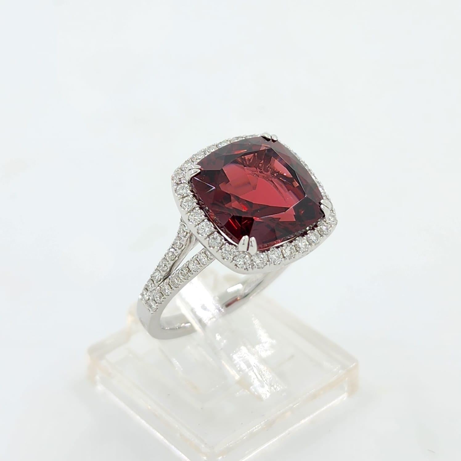 GIA-zertifizierter 8,15 Karat roter Granat und Diamantring aus 18 Karat Weißgold (Kissenschliff) im Angebot