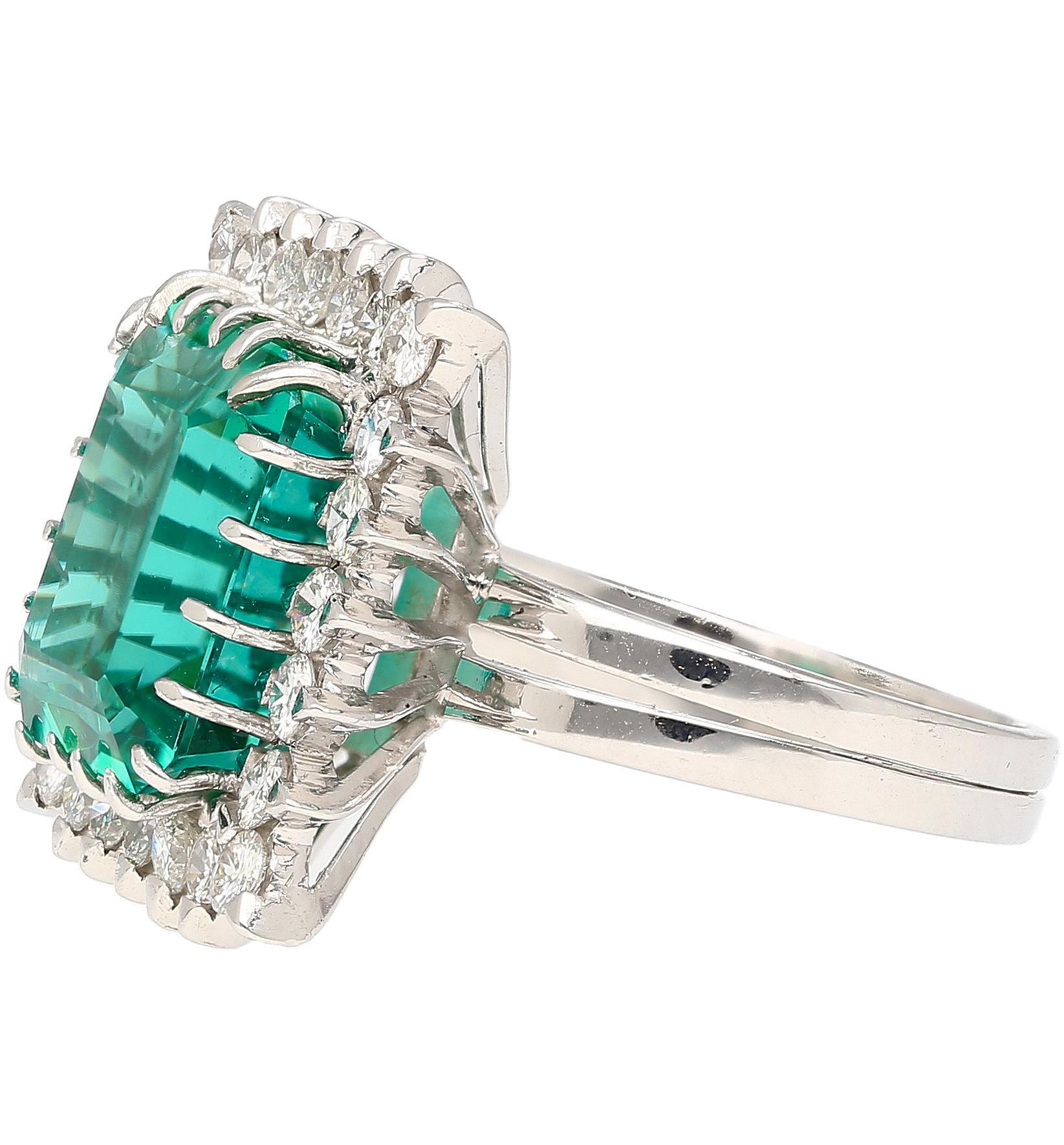 Taille octogone Bague en platine de forme carrée avec tourmaline certifiée GIA de 8,17 carats et halo de diamants en vente
