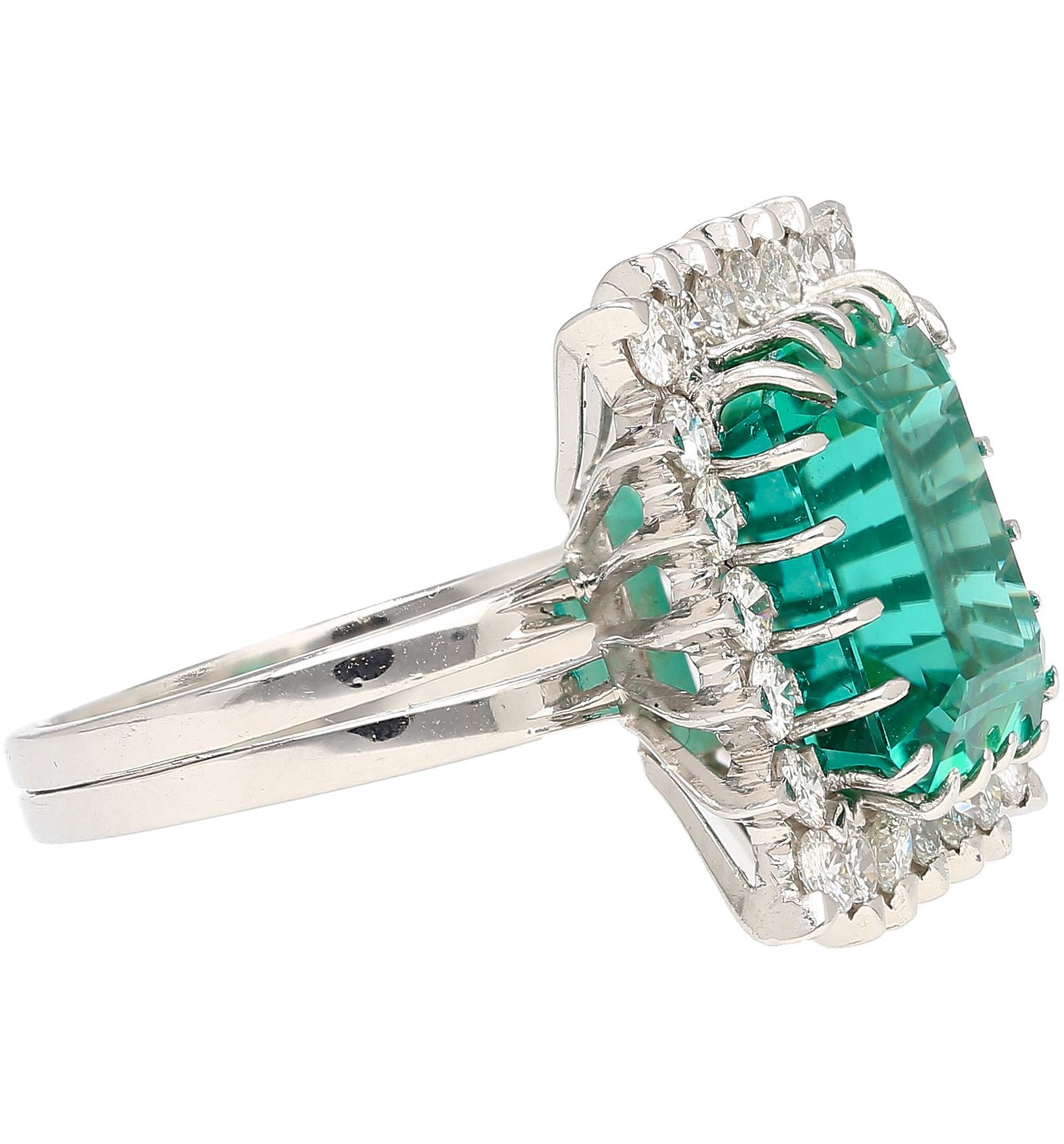 Bague en platine de forme carrée avec tourmaline certifiée GIA de 8,17 carats et halo de diamants Unisexe en vente