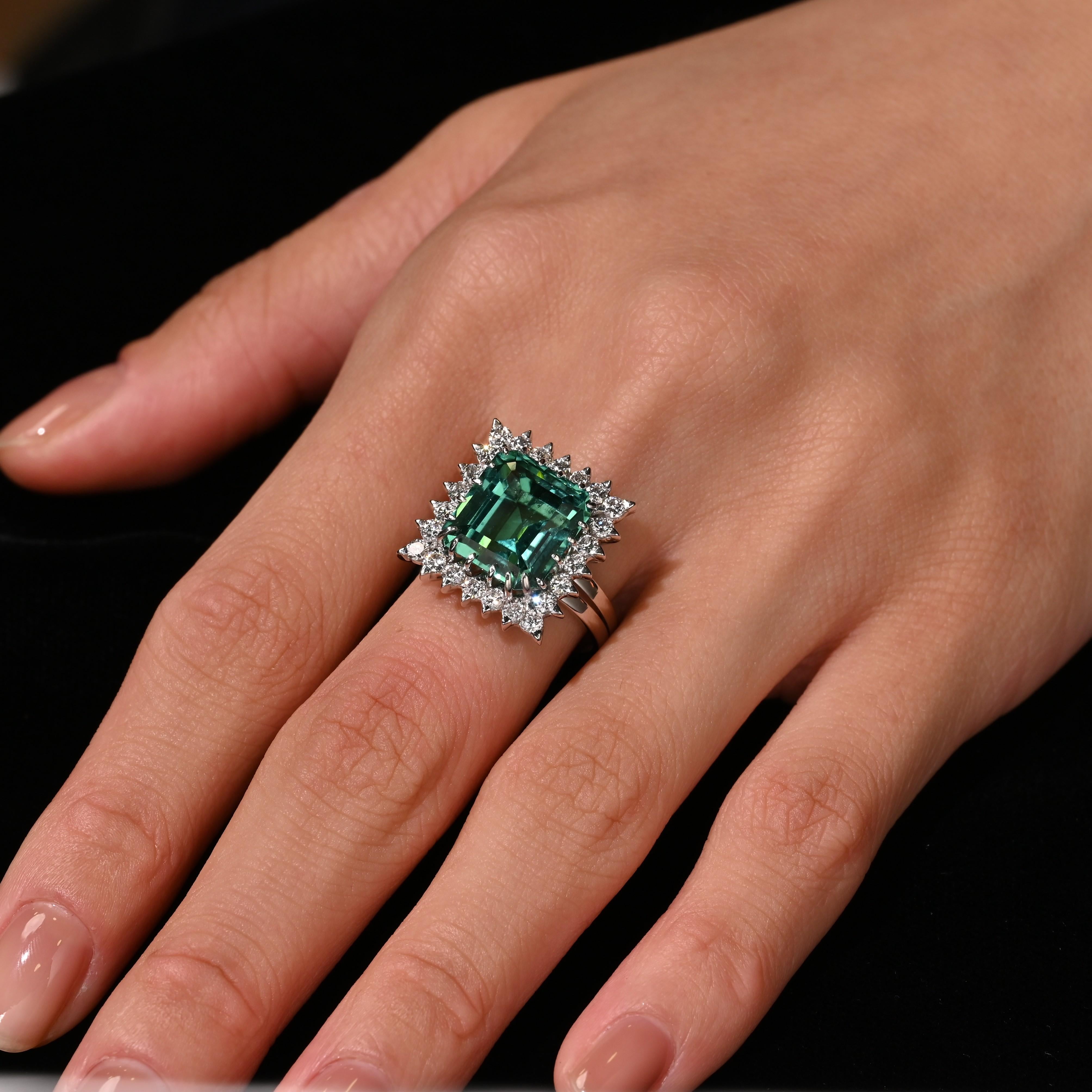 Bague en platine de forme carrée avec tourmaline certifiée GIA de 8,17 carats et halo de diamants en vente 1