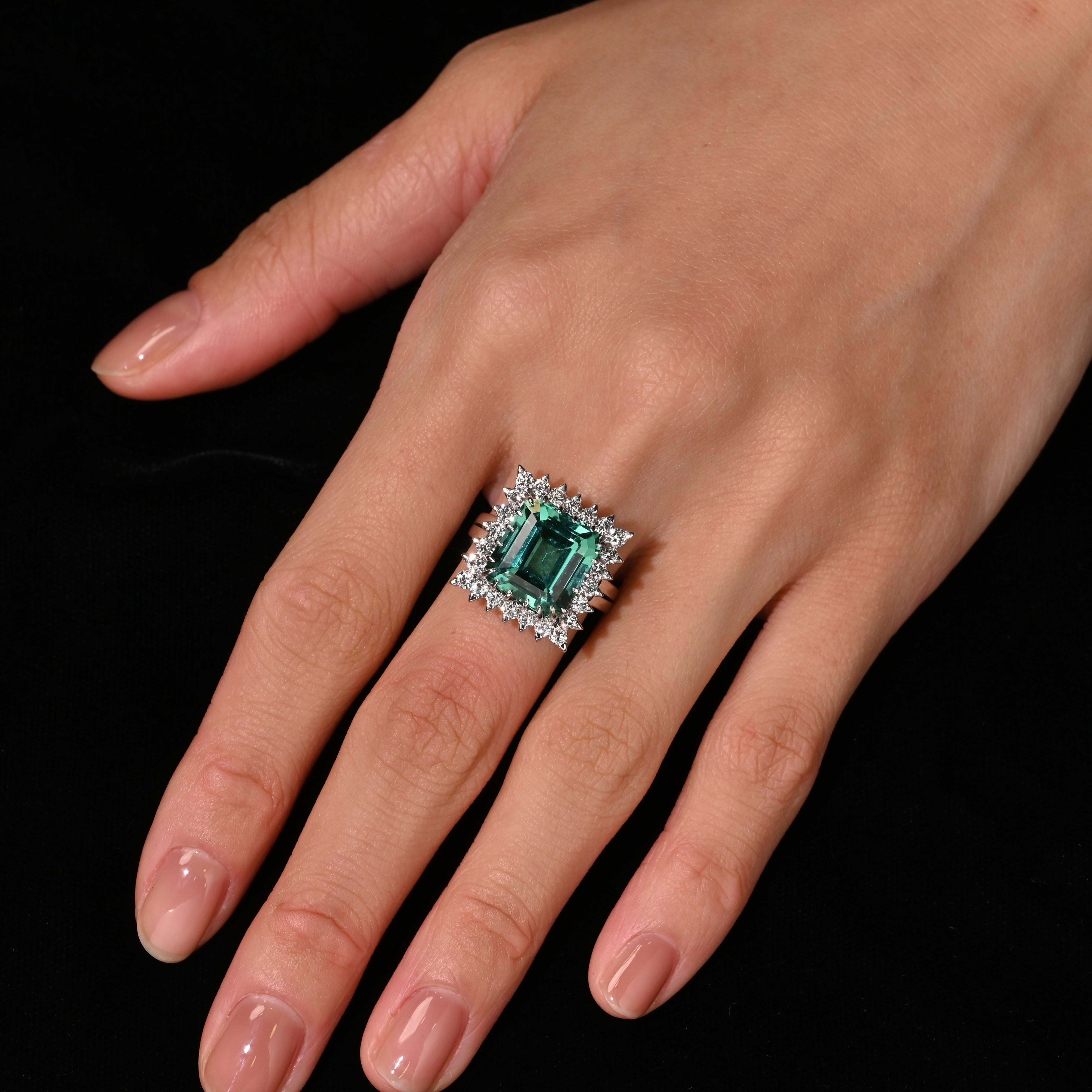 Bague en platine de forme carrée avec tourmaline certifiée GIA de 8,17 carats et halo de diamants en vente 2