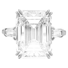 Certifié GIA, 8.18 ct. Bague en platine avec diamant taille émeraude