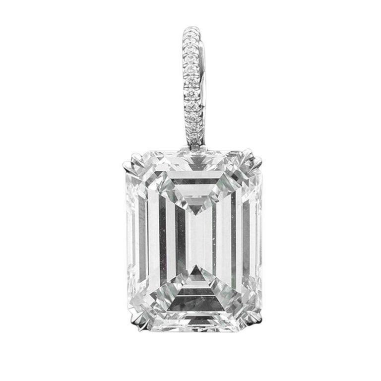 Boucles d'oreilles pendantes en platine avec pavé et diamant taille émeraude de 4,01 et 4,24 carats certifiés par le GIA

Une paire de diamants taille émeraude vraiment exceptionnels, parfaitement assortis pour créer une extraordinaire paire de