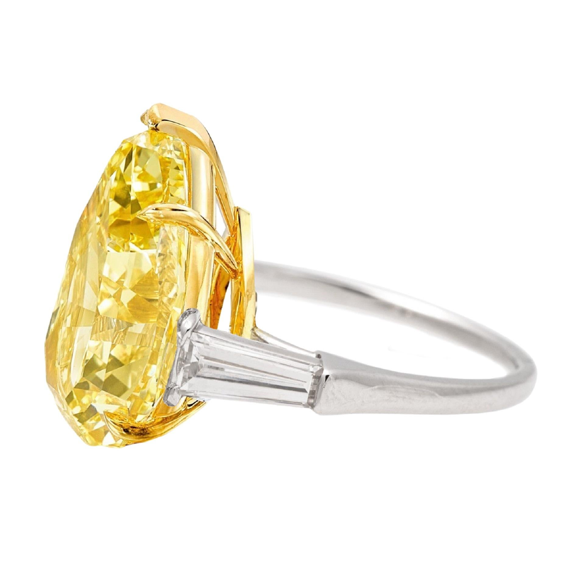 Moderne Bague solitaire de fantaisie en diamant jaune intense de 8.25 carats certifié GIA en vente