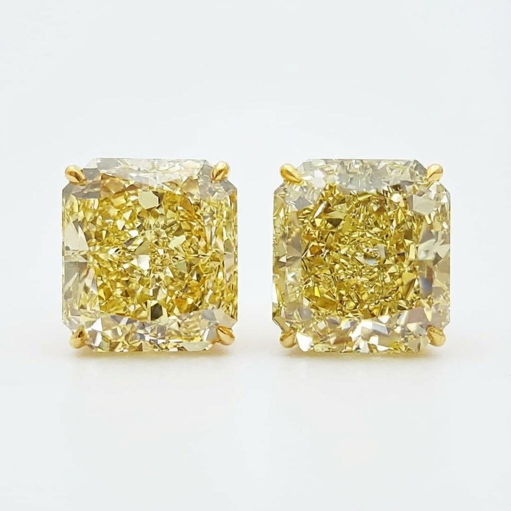 Diese auffälligen Ohrringe sind mit zwei GIA-zertifizierten Natural Fancy Yellow-Diamanten von 4,11 und 4,04 Karat besetzt. Beide Steine weisen eine gleichmäßige Farbverteilung und die seltene Reinheit VS1 auf und bieten einen brillanten, satten