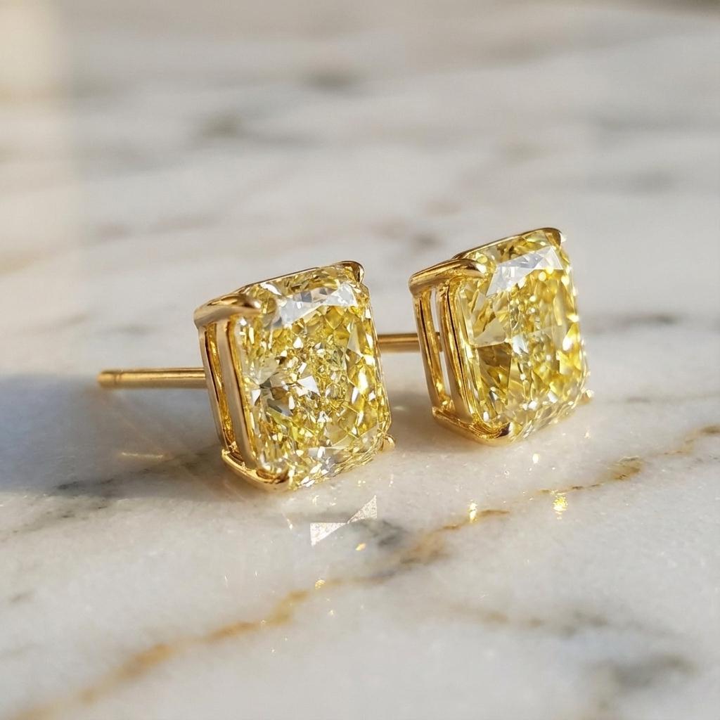 GIA zertifiziert 8,25 Karat Fancy Yellow Radiant Diamant 18K Gelbgold Ohrstecker (Zeitgenössisch) im Angebot