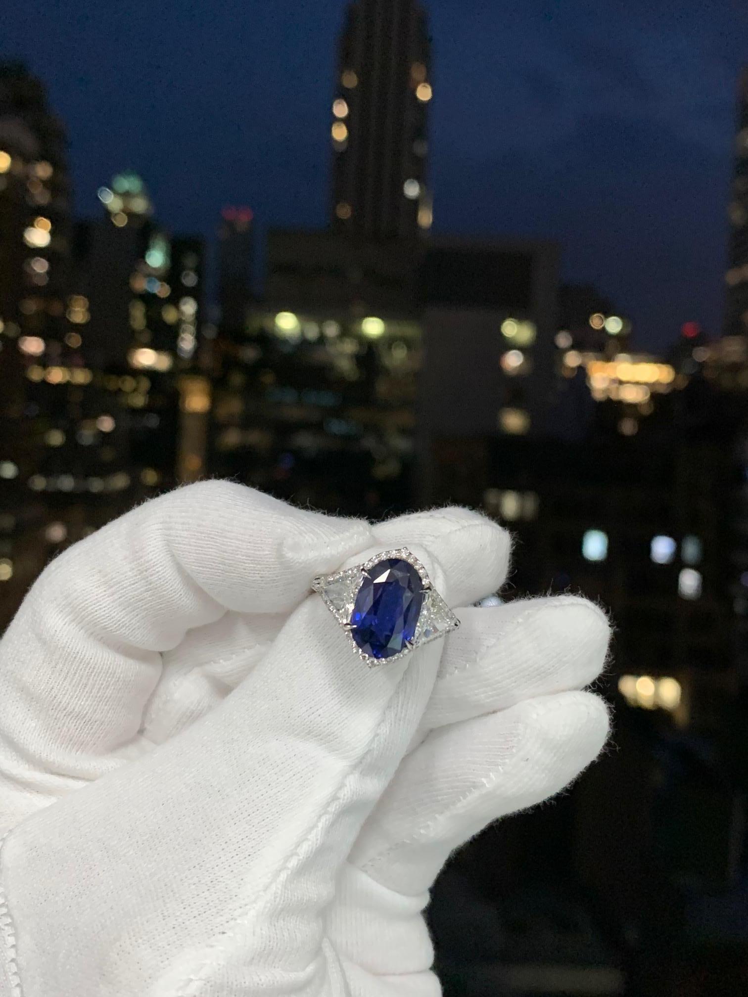 Women's or Men's GIA Certified 8.25 Carat Oval Sapphire and Diamond Ring For Sale