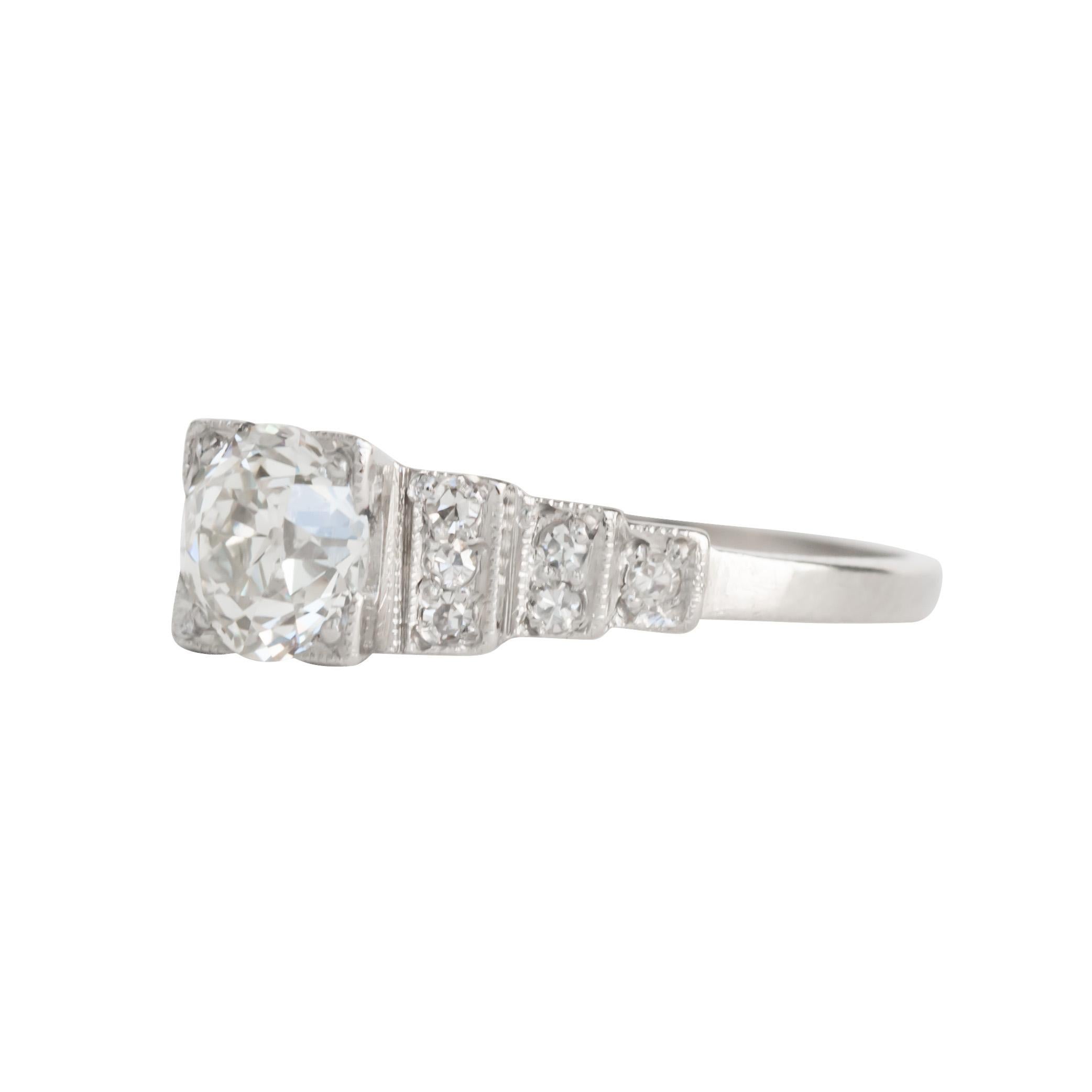 Ringgröße: 5.65
Metalltyp: Platin[Gepunzt und geprüft]
Gewicht: 2,9 Gramm

Zentrum Diamant Details:
GIA-BERICHT NR. 6203860620
Gewicht: .83 Karat
Farbe: J
Klarheit: SI1

Seite Diamant Details:
Gewicht: .20 Karat, Gesamtgewicht
Schliff: Alter