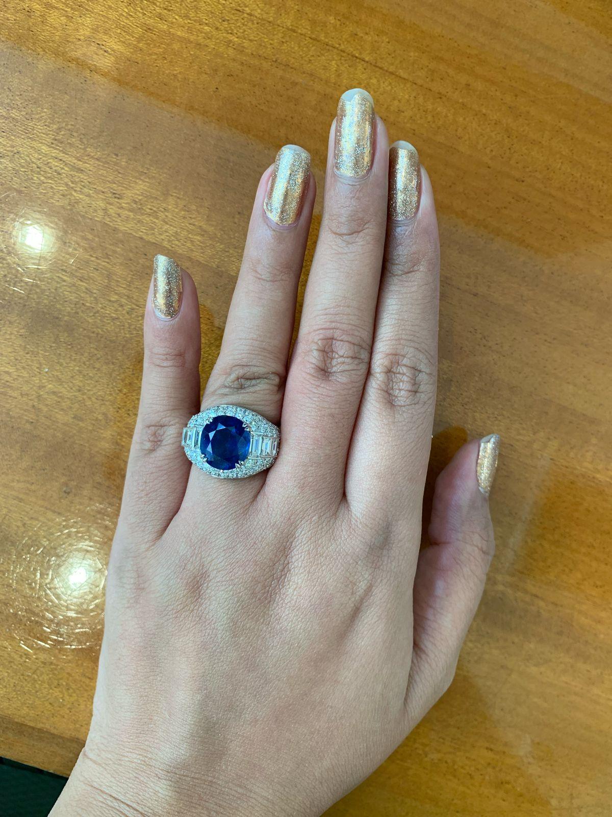 Certifié GIA, 8.38 ct. Bague du Sri Lanka en or 18 carats avec saphir bleu taille ovale chauffé en vente 1