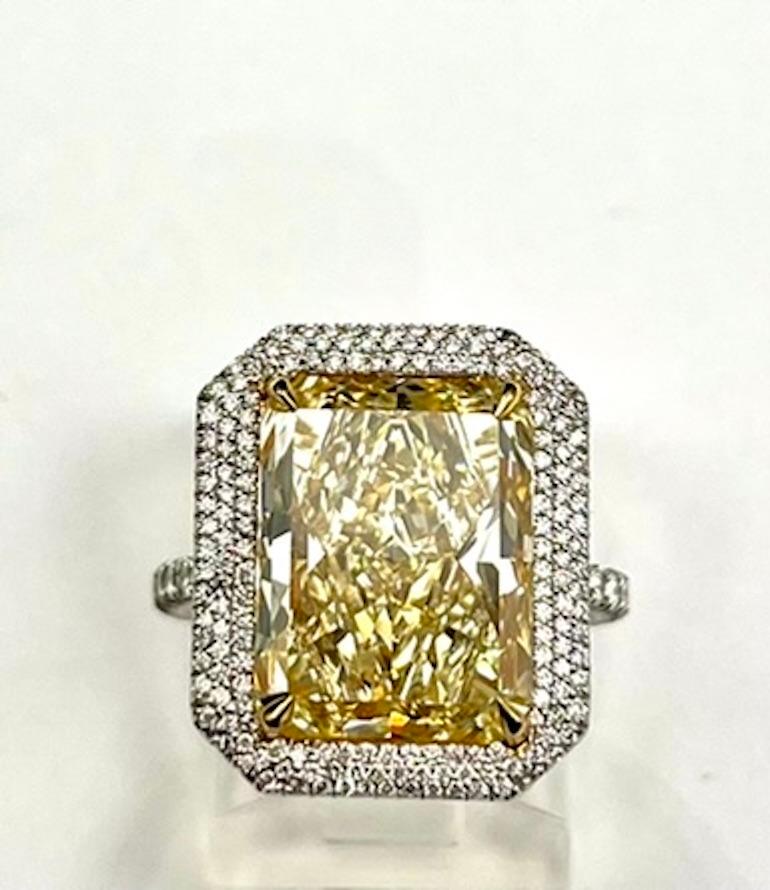 Taille radiant Bague certifiée GIA 8.39Ct Radiant Cut Diamond, Natural Fancy Yellow-VS1 en vente