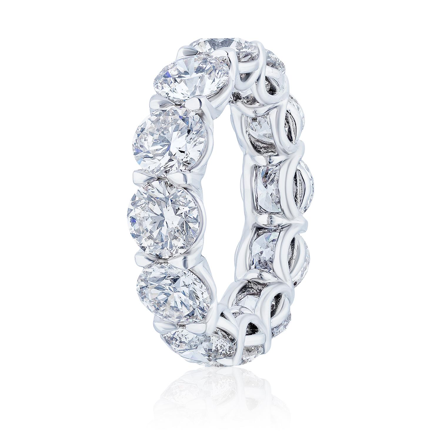 Cette magnifique bague d'éternité est sertie de 12 diamants ronds taille brillant parfaitement assortis, pesant chacun entre 0,7 ct et 0,72 ct, pour un total de 8,50 carats. Fabriqué à New York en utilisant du platine 950. Convient à la taille