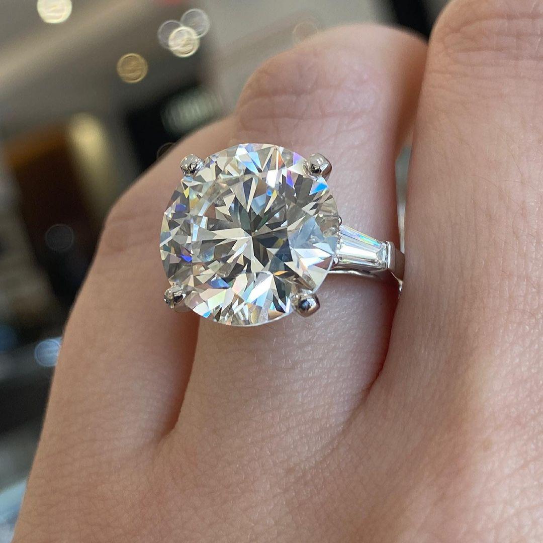 Contemporary GIA Certified 8 Ct. Round Brilliant Cut Diamond Platinum Ring For Sale