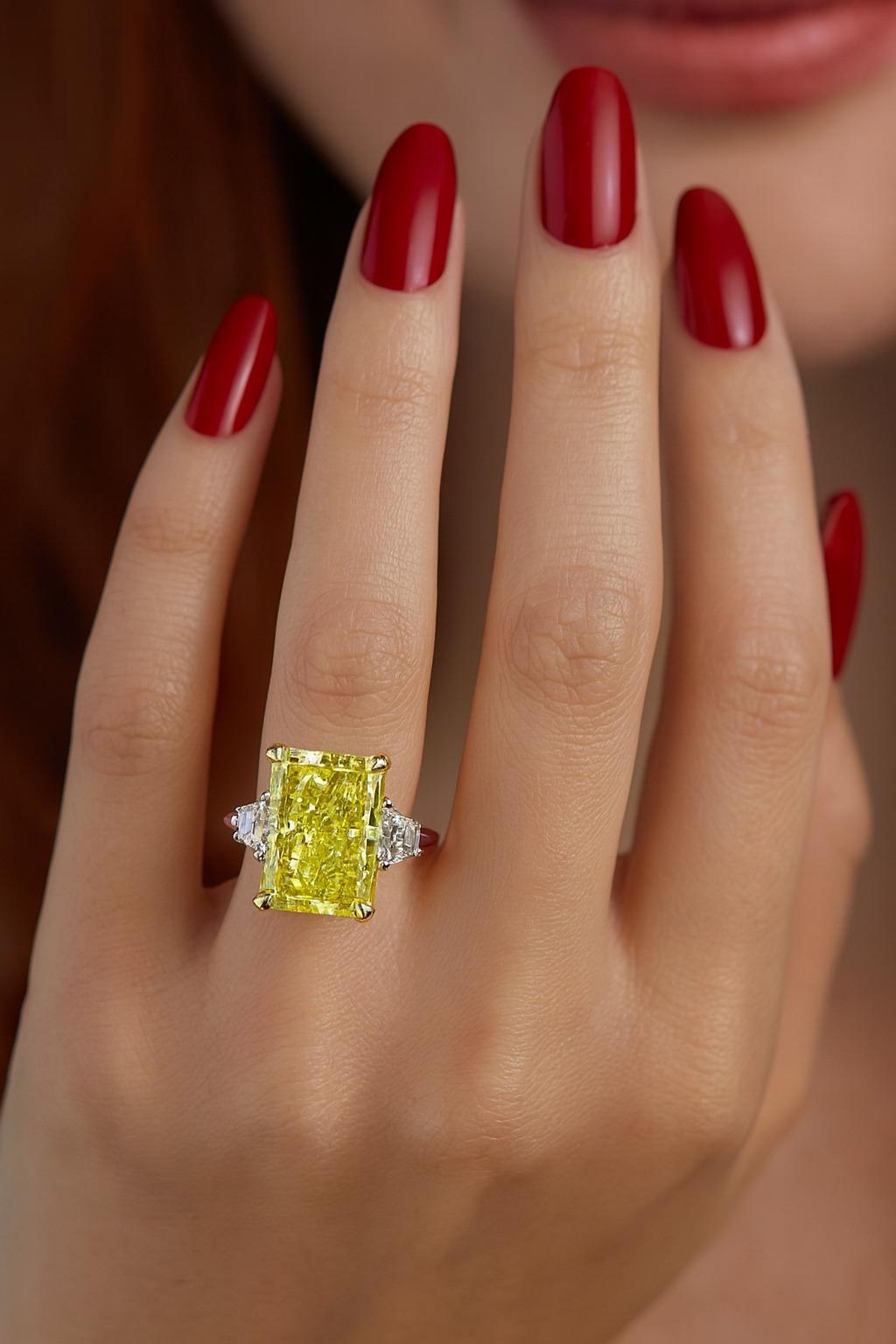 Taille radiant Bague en diamant jaune intense de 8.42 carats certifiée par le GIA en vente