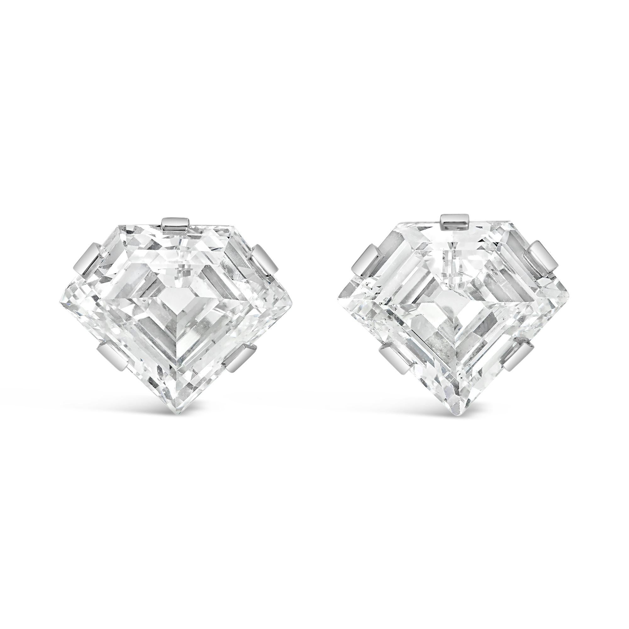 Uno splendido paio di orecchini a perno, con diamanti a forma di diamante del peso totale di 8,42 carati certificati dalla GIA con colore E e purezza SI1-SI2, ciascuno incastonato in una montatura in platino a cinque punte. Accentuato da una giacca