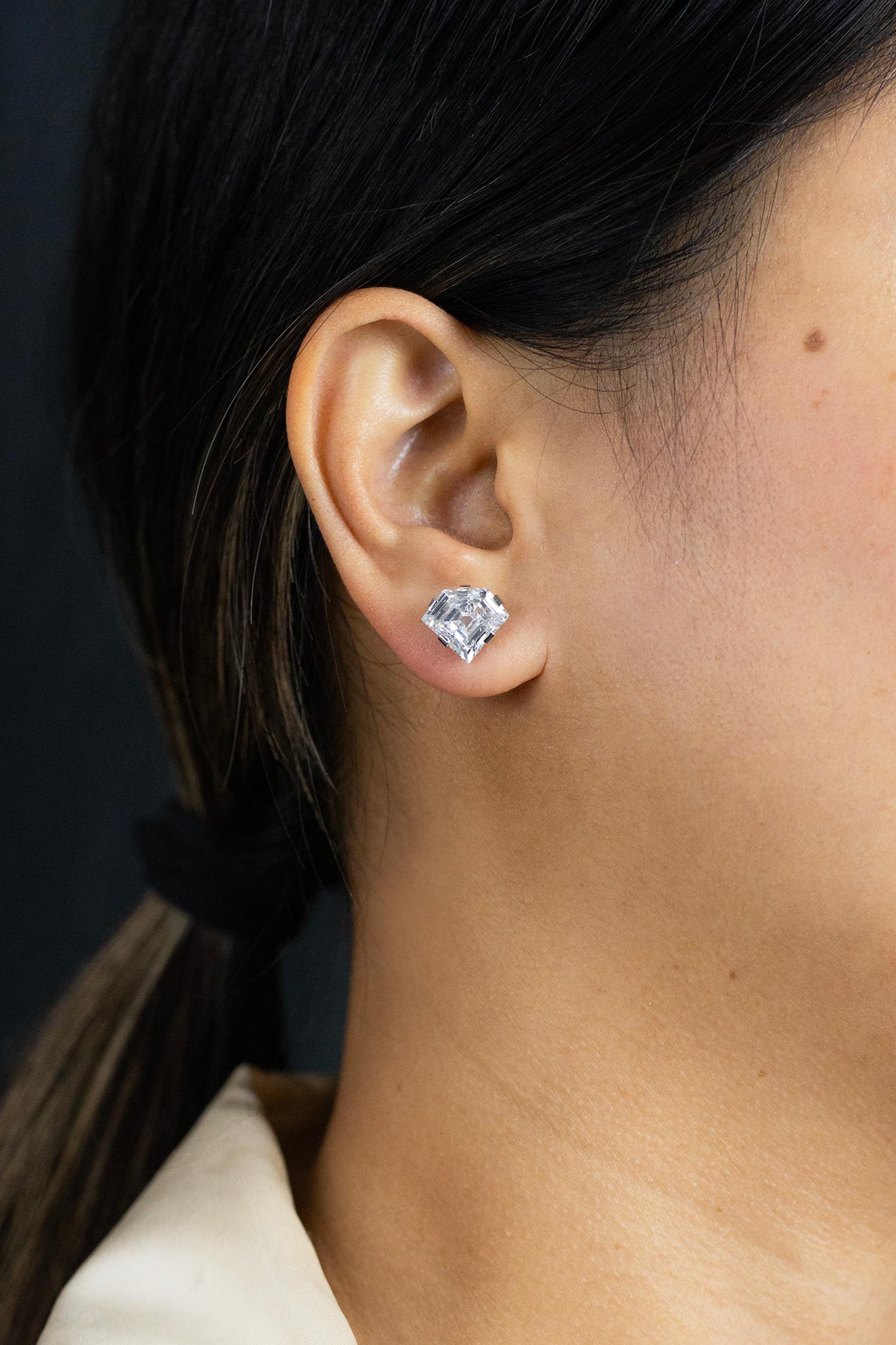 Orecchini a perno a forma di diamante con certificato GIA da 8,42 carati totali in platino in vendita 2