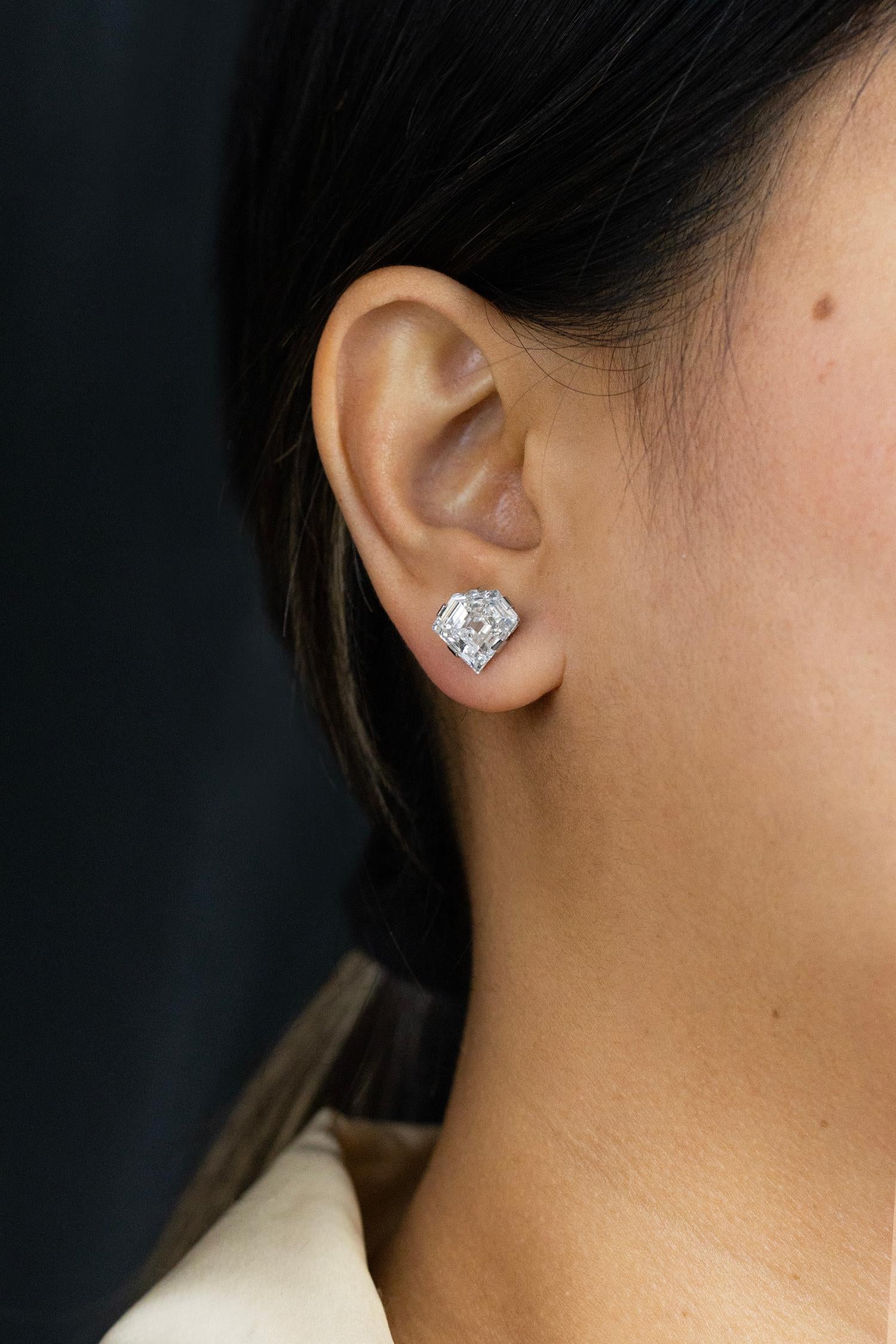 Orecchini a perno a forma di diamante con certificato GIA da 8,42 carati totali in platino in vendita 3