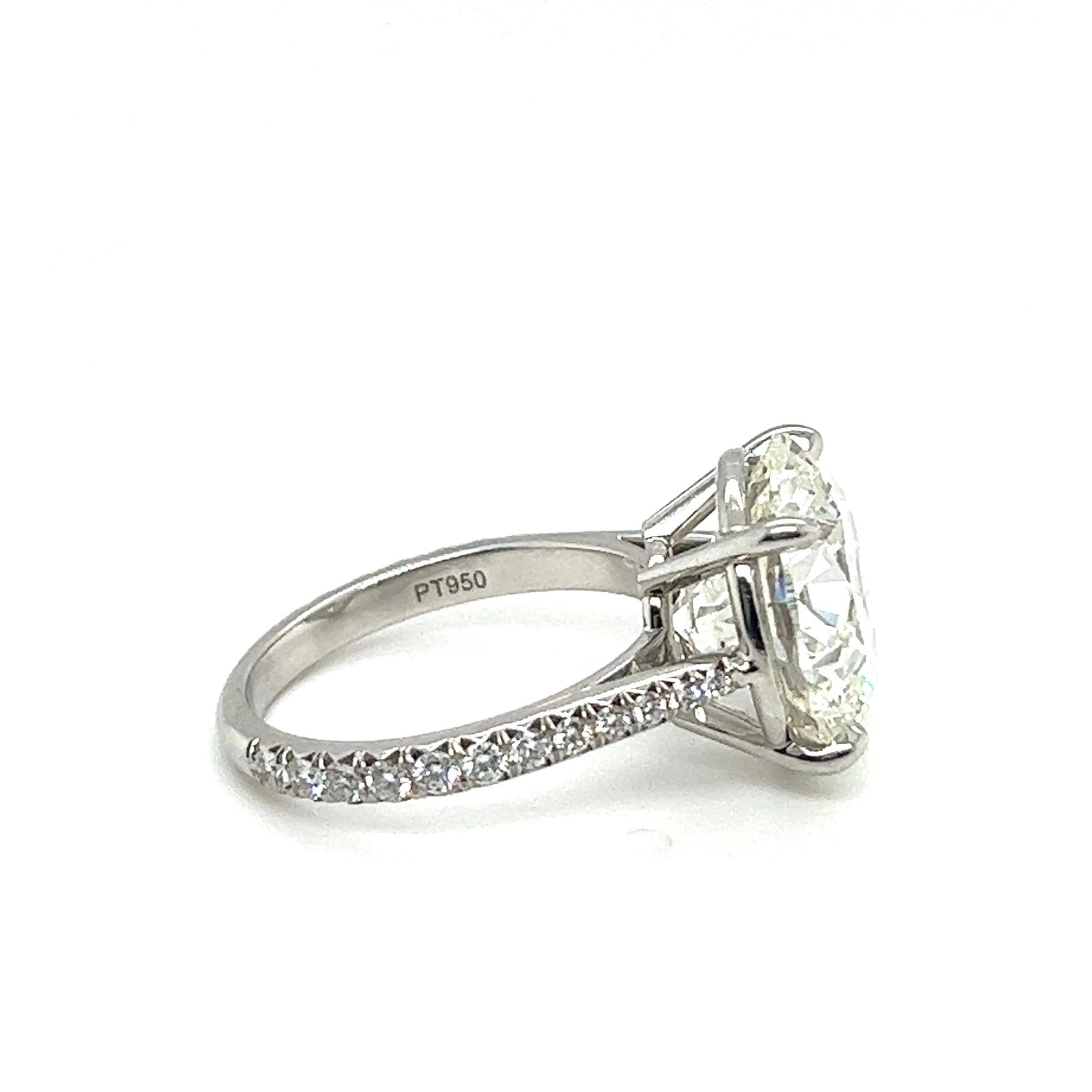 GIA Certified 8.45 Carat Brilliant-Cut Diamond Solitaire Engagement Ring In Excellent Condition For Sale In Zurich, CH