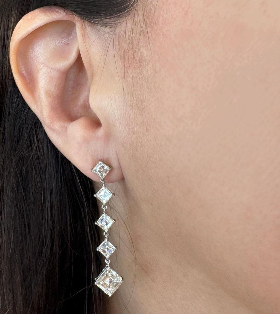 Diese sensationellen Diamantohrringe, die von den Meisterhandwerkern von Provident Jewelry in Platin gefertigt wurden, zeichnen sich durch eine atemberaubende Anordnung von 10 Diamanten im Asscher-Schliff aus, die anmutig an Größe zunehmen und