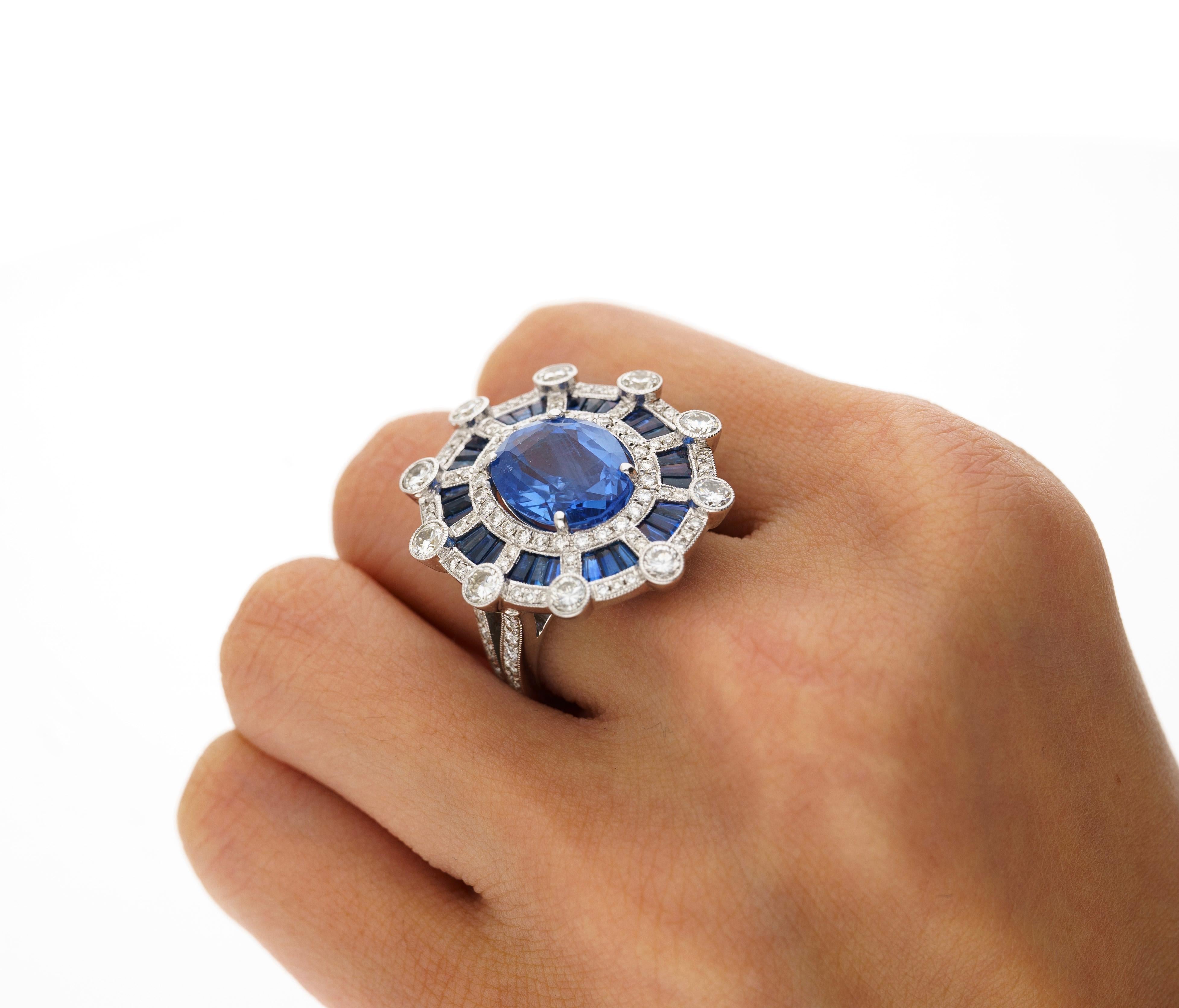 Bague de style Art déco avec saphir bleu non chauffé certifié GIA de 8,46 carats et diamants en vente 1
