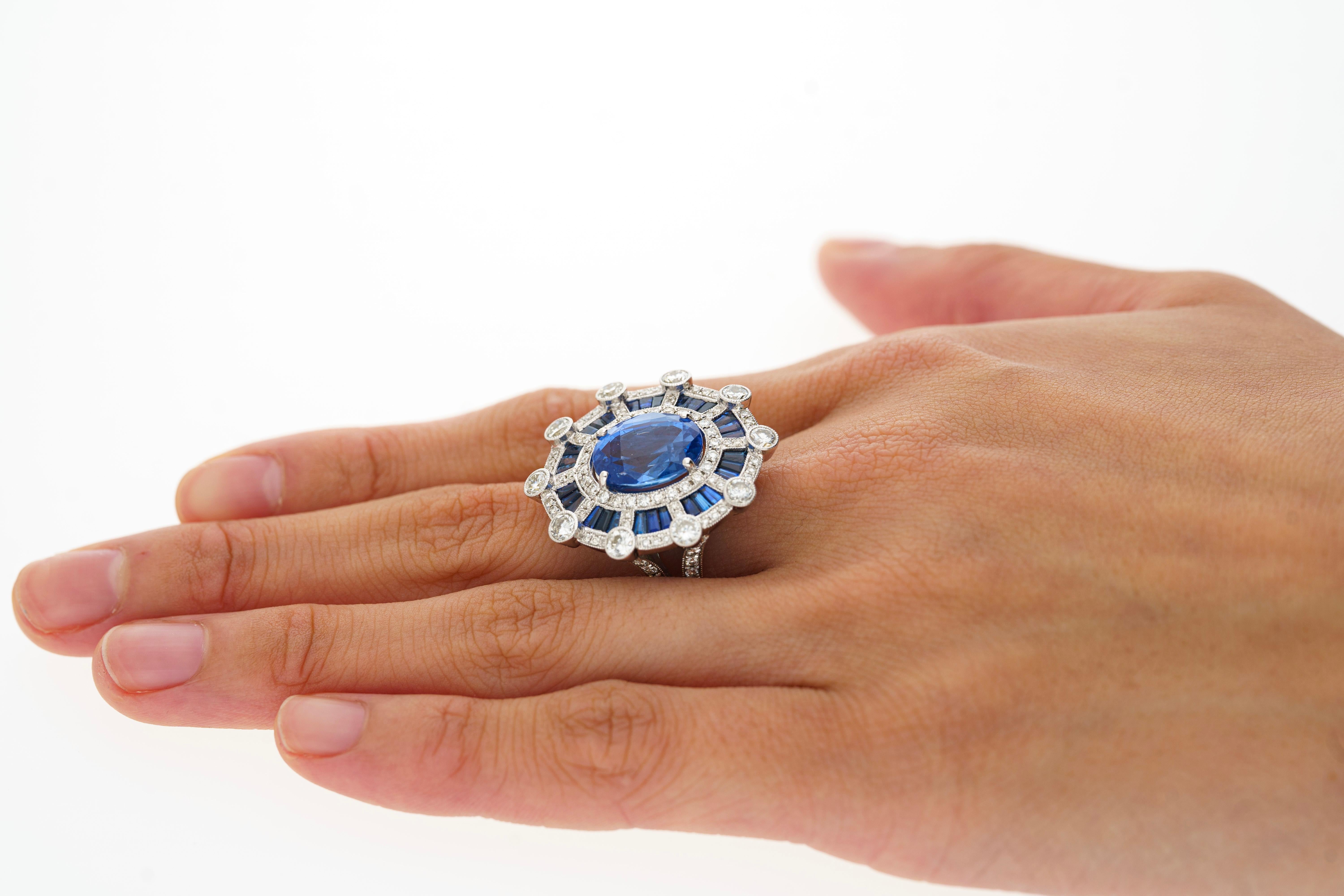Bague de style Art déco avec saphir bleu non chauffé certifié GIA de 8,46 carats et diamants en vente 2