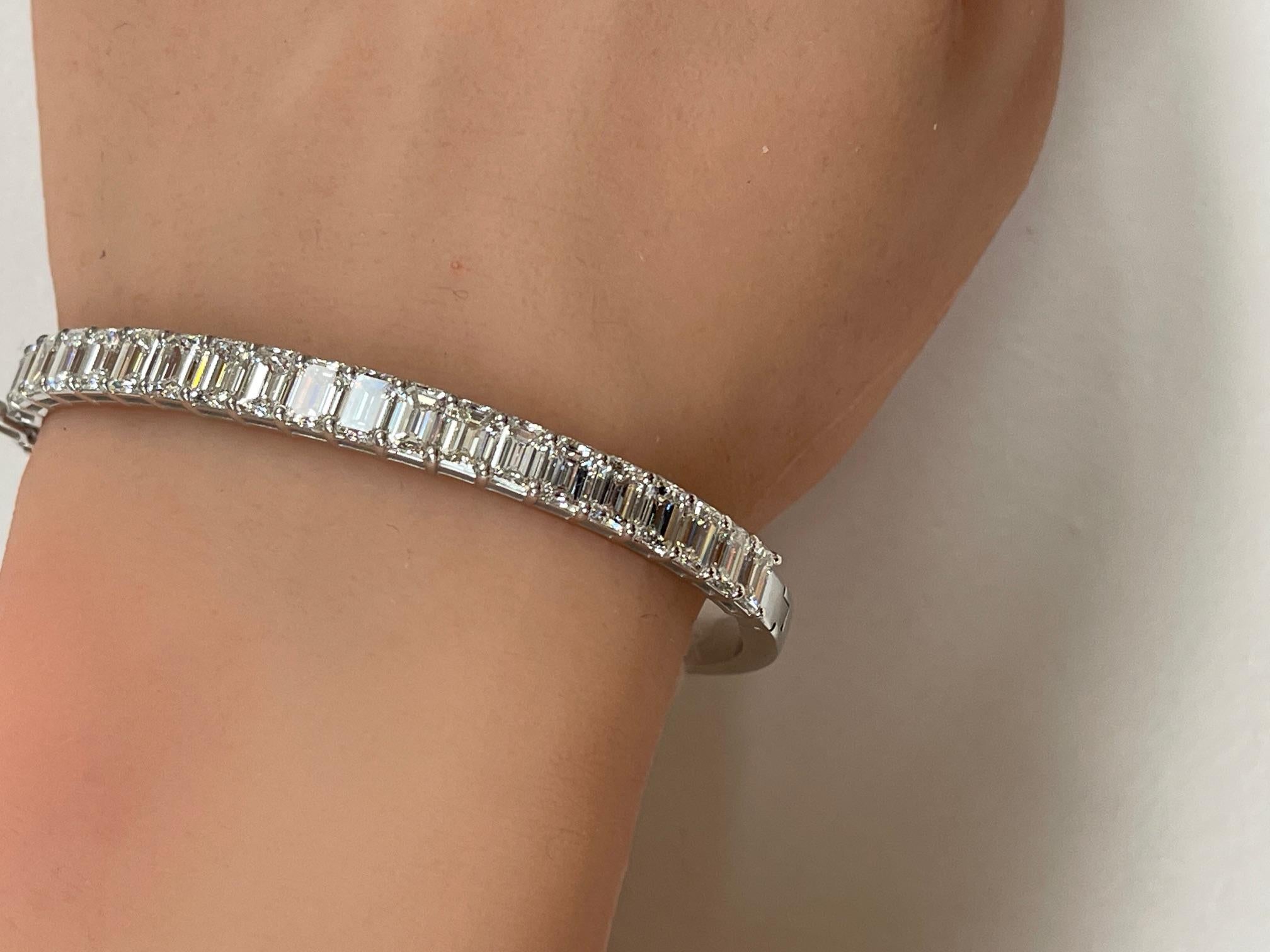 Certificado GIA 8.48 qt. Brazalete de diamantes talla esmeralda en oro blanco de 14 quilates en venta 5
