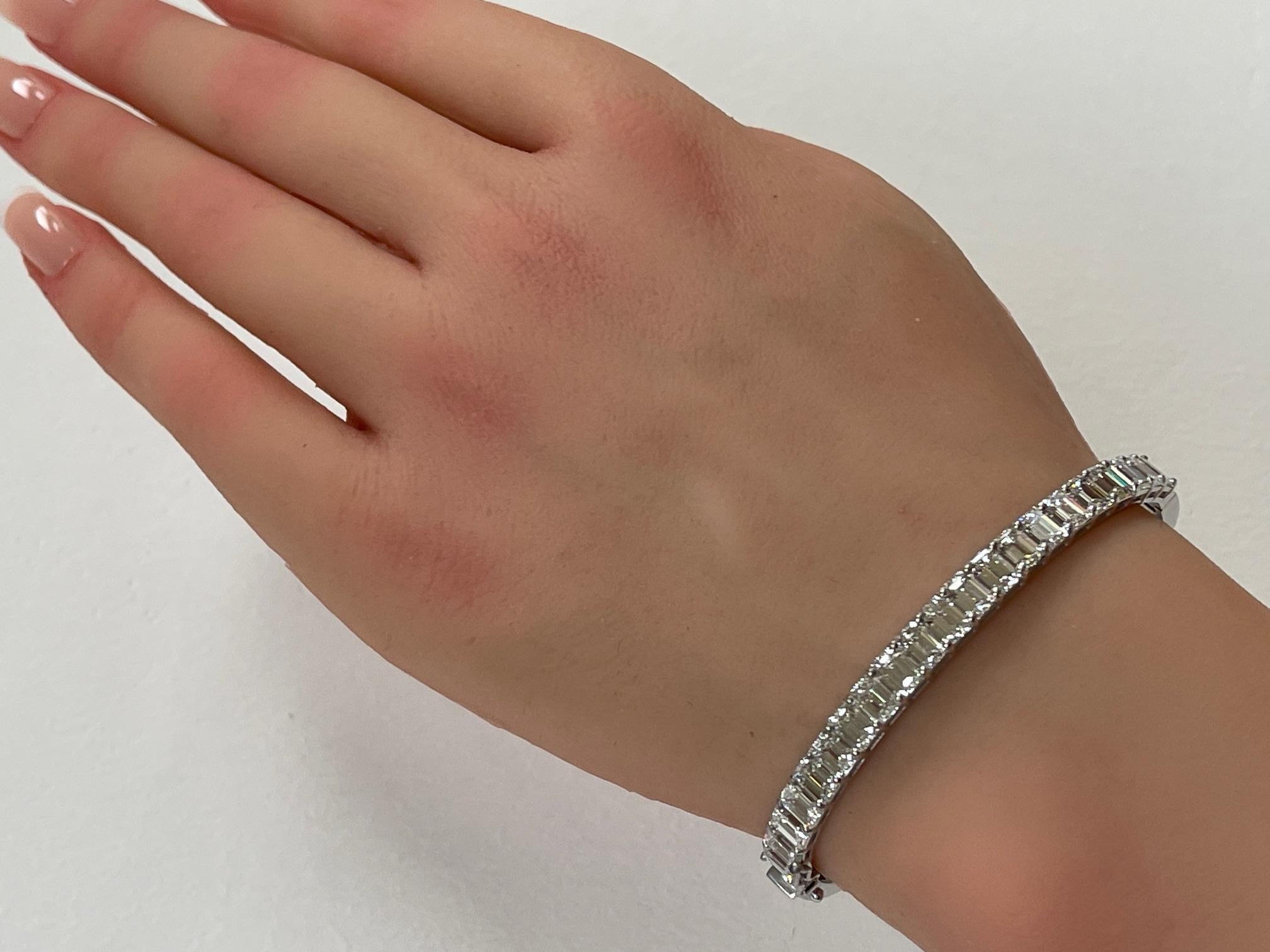 Certificado GIA 8.48 qt. Brazalete de diamantes talla esmeralda en oro blanco de 14 quilates en venta 2