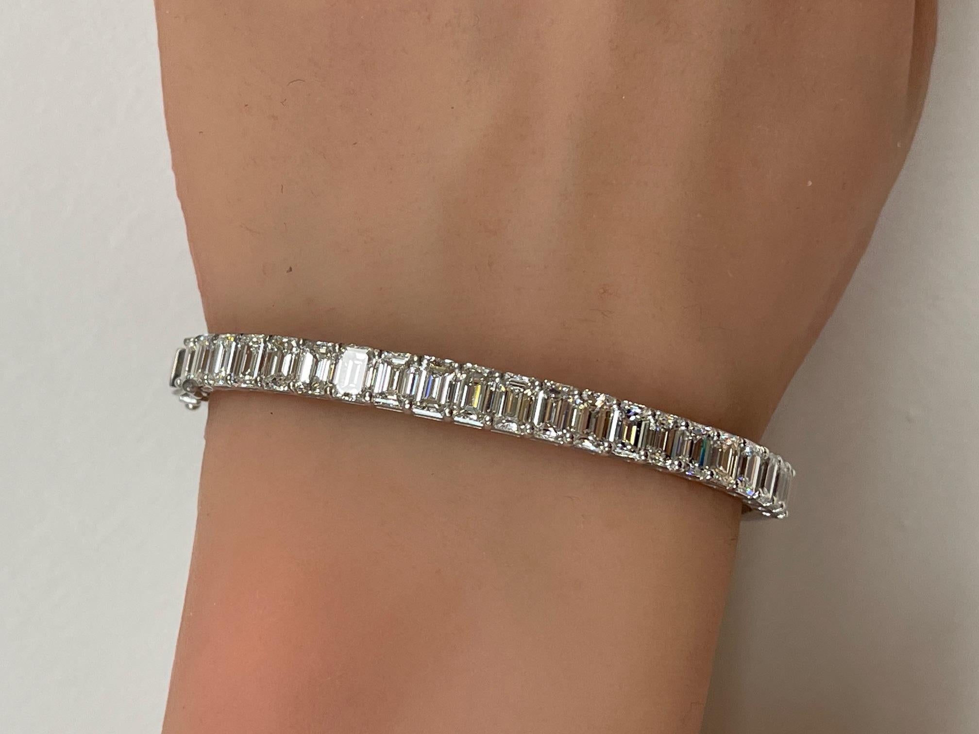 Certificado GIA 8.48 qt. Brazalete de diamantes talla esmeralda en oro blanco de 14 quilates en venta 4