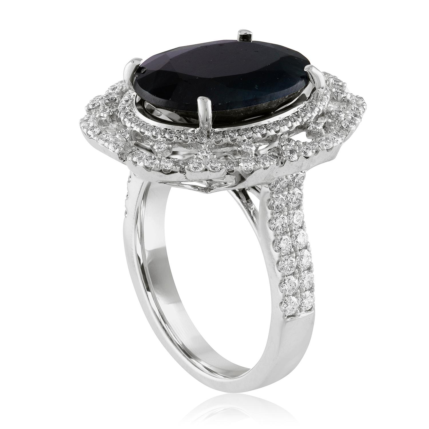 Schöner klassischer ovaler Halo-Ring.
Der Ring ist aus 18 Karat Weißgold.
Der Mittelstein ist ein ovaler 8,49 Karat dunkler grünlich-blauer Saphir.
Der Saphir ist von GIA zertifiziert, erhitzt.
Der Ring hat 1,05 Karat in Diamanten F/G VS/SI.
Die