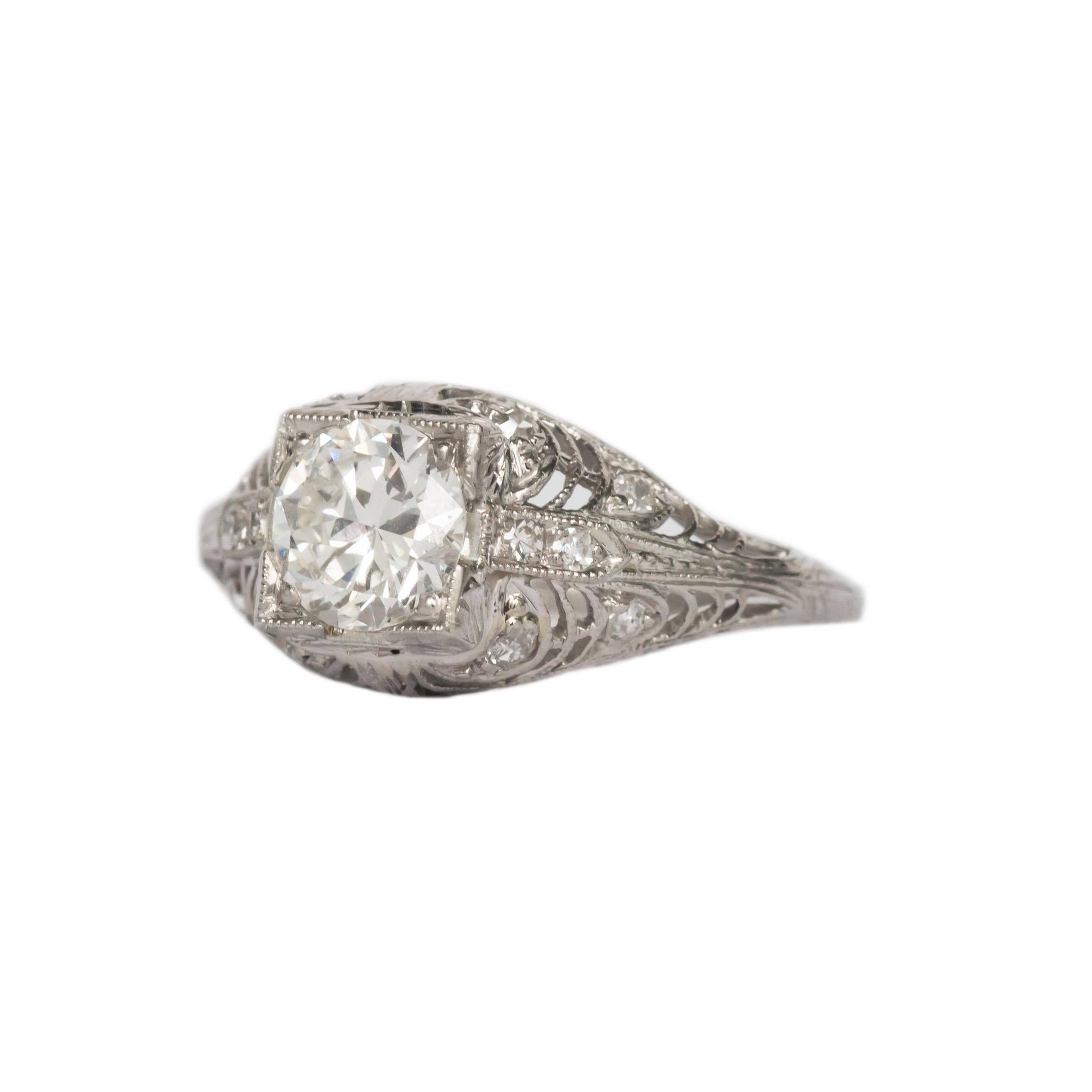 Taille de l'anneau : 6.5
Type de métal : Platine
Poids : 3,6 grammes

Détails du diamant central
Diamant central CERTIFIÉ GIA - Certificat # 2205232446
Forme : Brillant rond 
Poids carat : .85 carat
Couleur : G
Clarté : SI1

Détails de la pierre