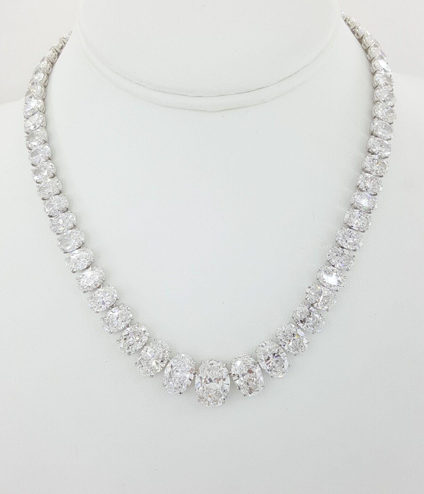 Voici le collier de diamants Riviera - un chef-d'œuvre d'art et d'élégance inégalé. Fabriqué à la main en platine luxueux, ce collier est orné d'un ensemble éblouissant de 65 diamants de taille ovale certifiés GIA, totalisant un poids impressionnant