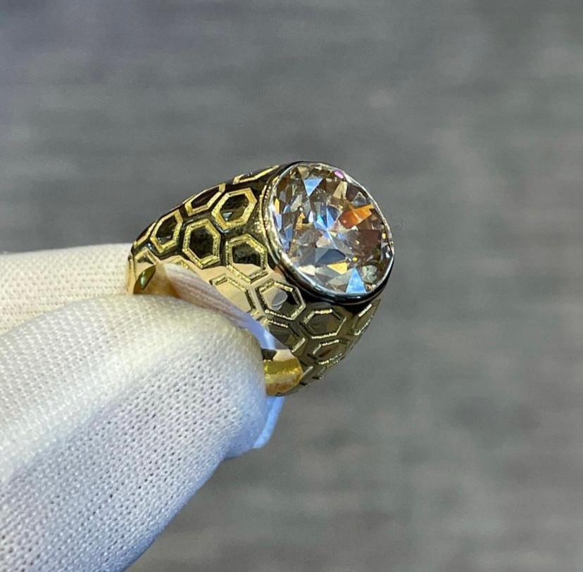 GIA-zertifizierter 8,50 Karat Rundschliff Fancy Color Diamant Herrenring im Angebot 2