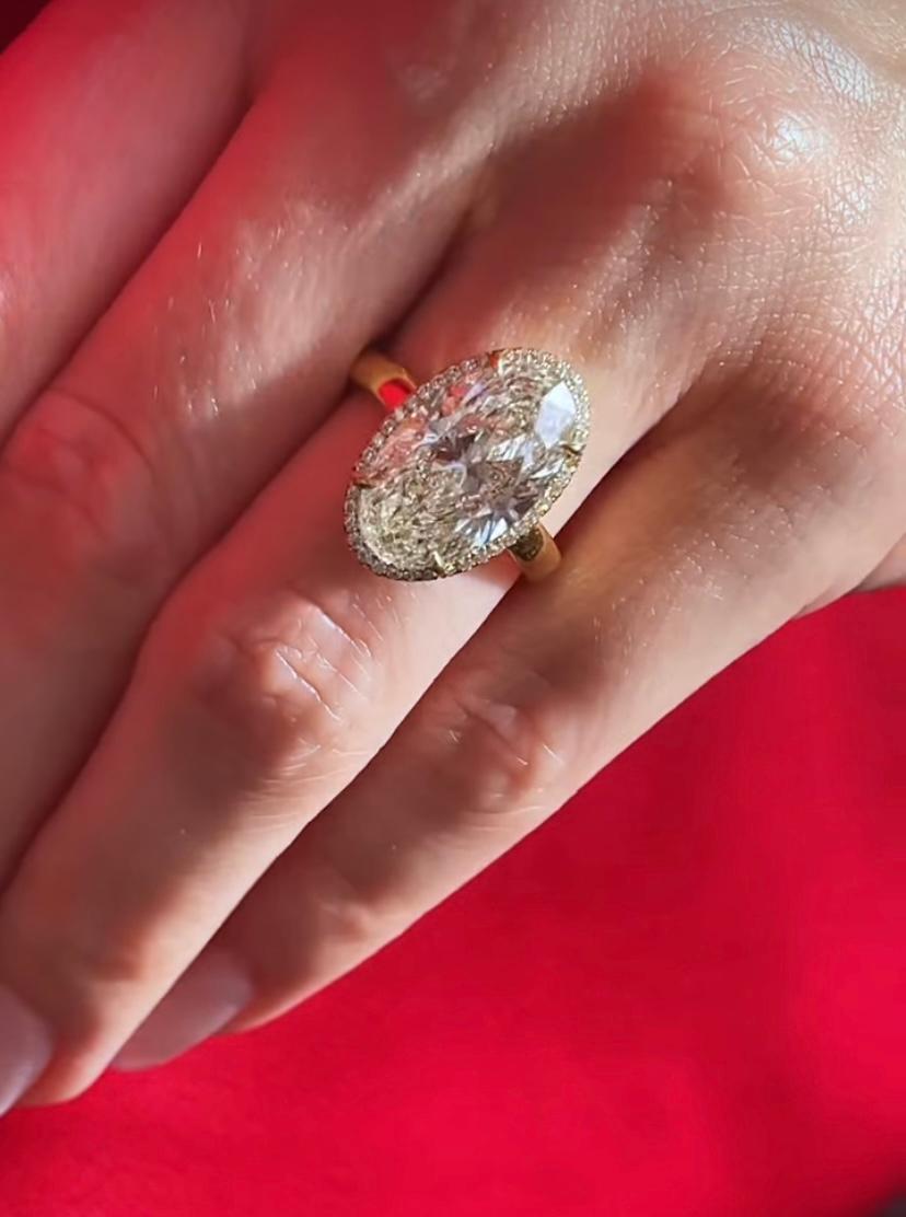 Taille ovale Bague solitaire en or 18 carats avec diamant de forme ovale de 8,50 carats certifié GIA en vente