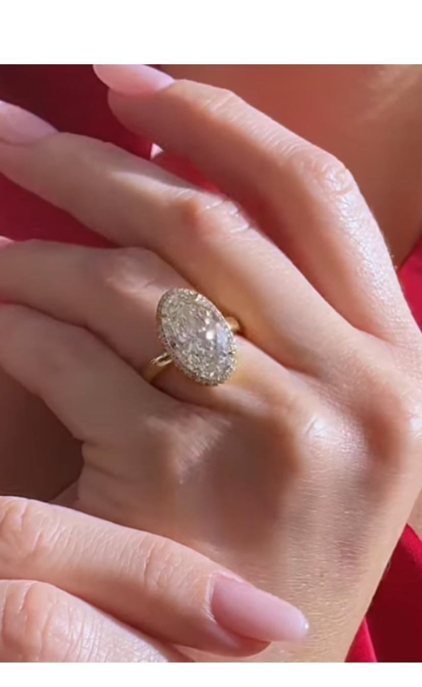Bague solitaire en or 18 carats avec diamant de forme ovale de 8,50 carats certifié GIA Pour femmes en vente