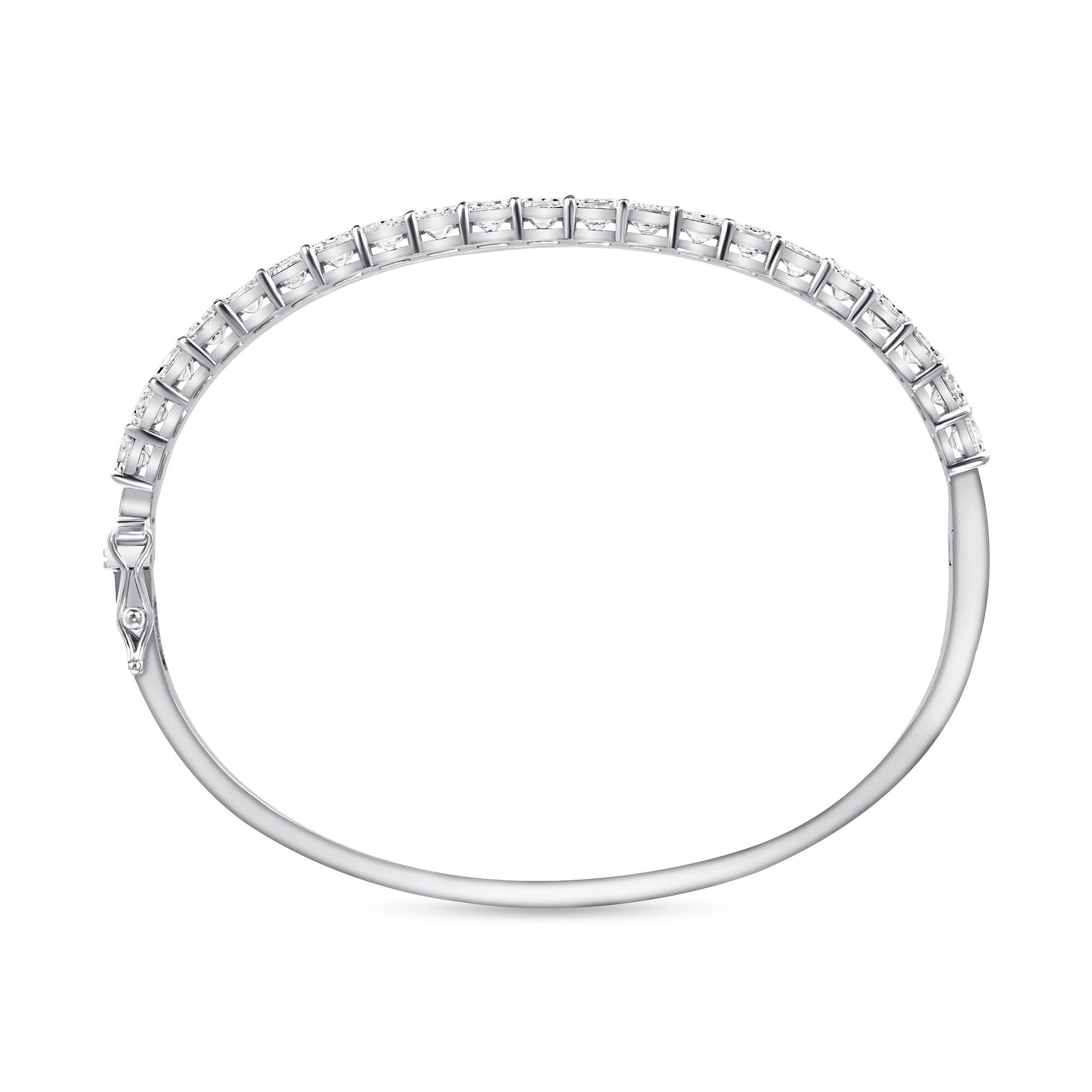Brazalete de diamantes talla esmeralda en oro blanco de 14 quilates. Este brazalete tiene veintiún diamantes talla esmeralda con certificado GIA de color D-E-F y claridad VVS-IF, con un peso total de 8,48 quilates.
