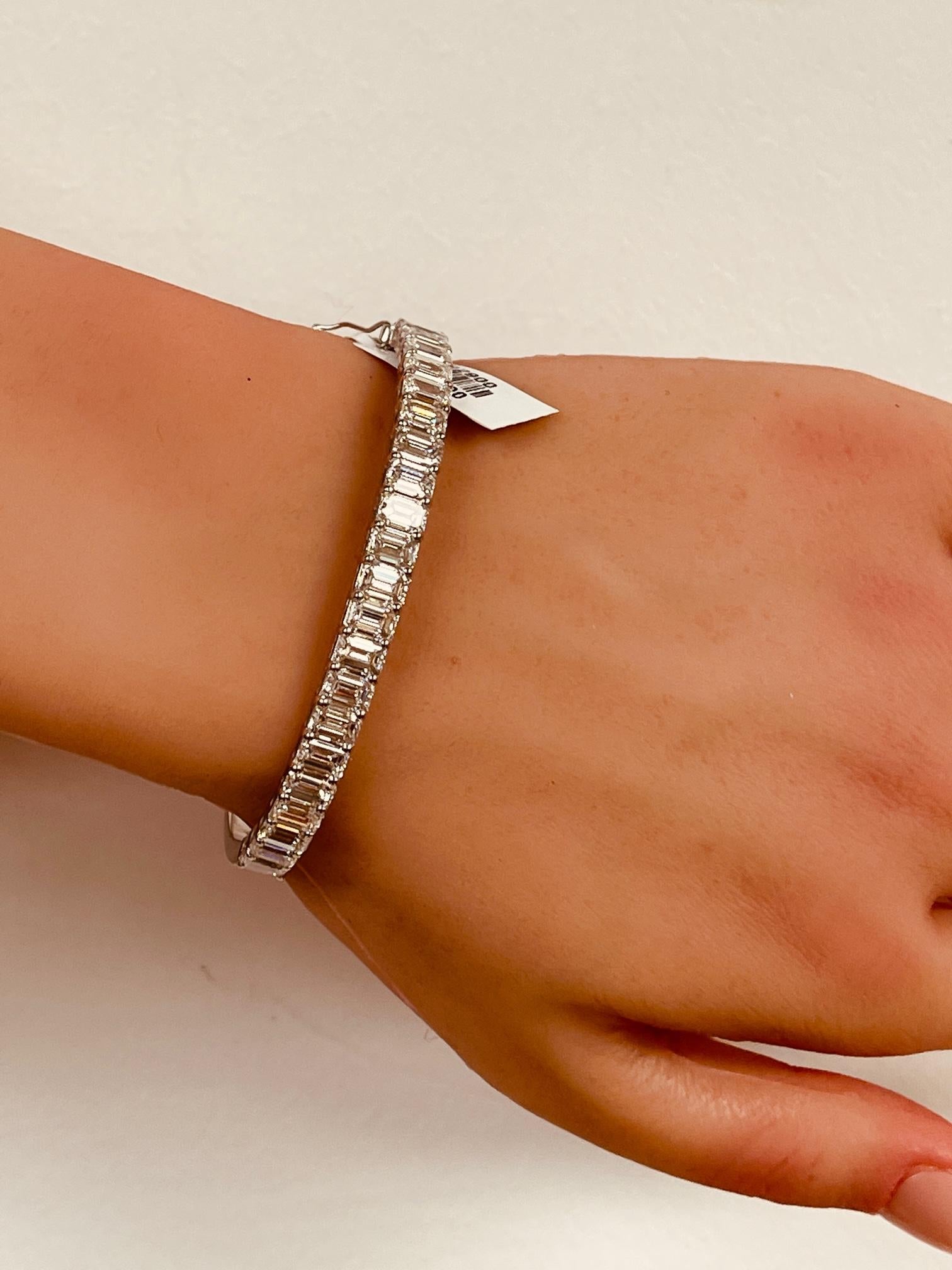 Certificado GIA 8.48 qt. Brazalete de diamantes talla esmeralda en oro blanco de 14 quilates en Nuevo estado para la venta en San Francisco, CA