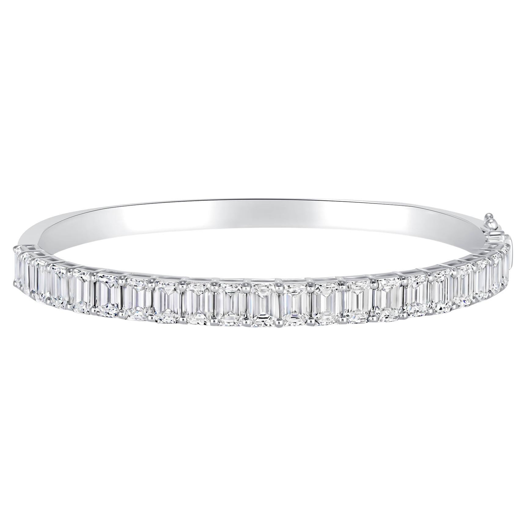 Certificato GIA 8.48 Ctw. Bangle con diamanti taglio smeraldo in oro bianco 14 carati