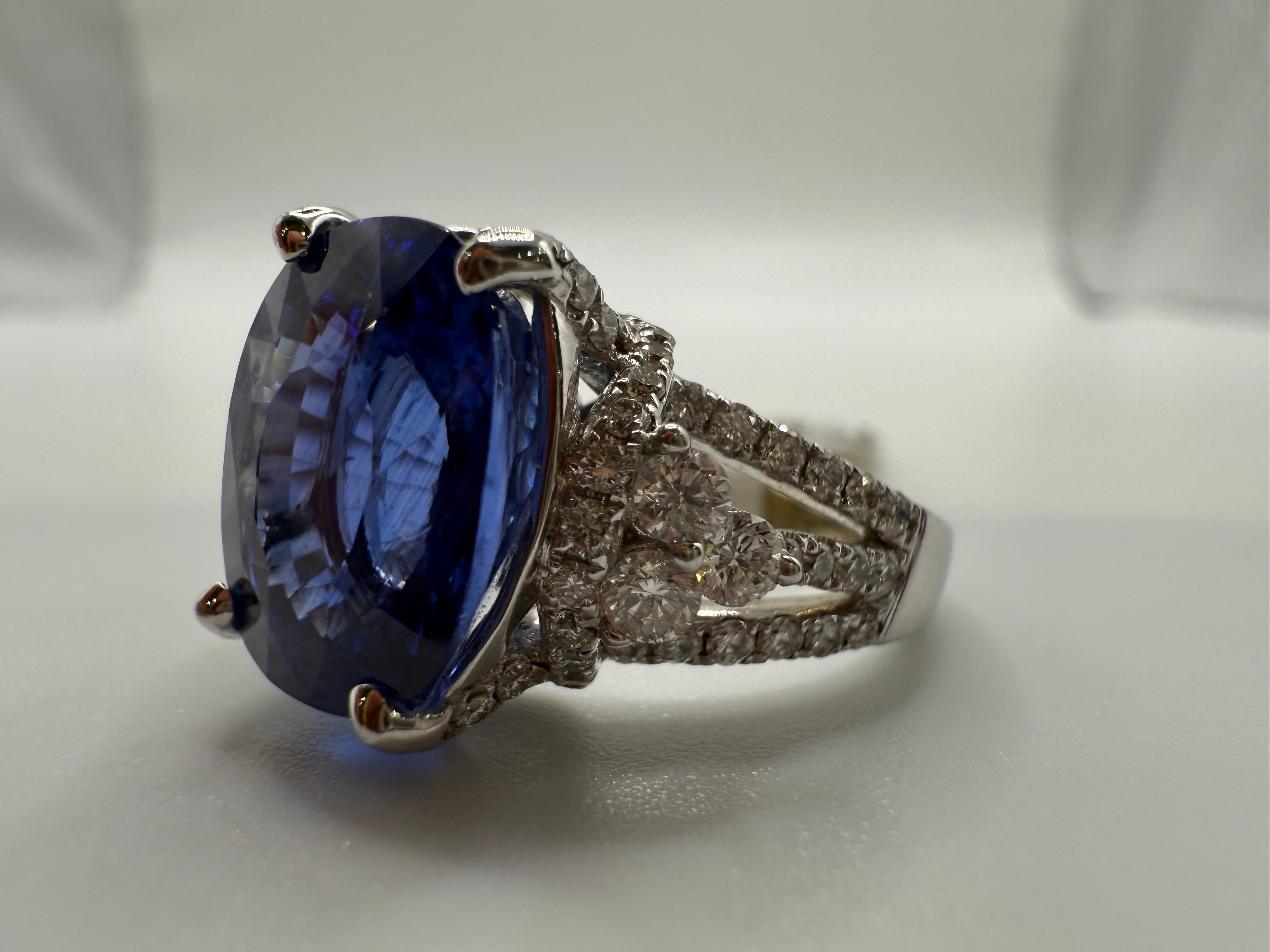 Cushion Cut GIA certified 8.51ct Sapphire Diamond ring 18KT gold For Sale