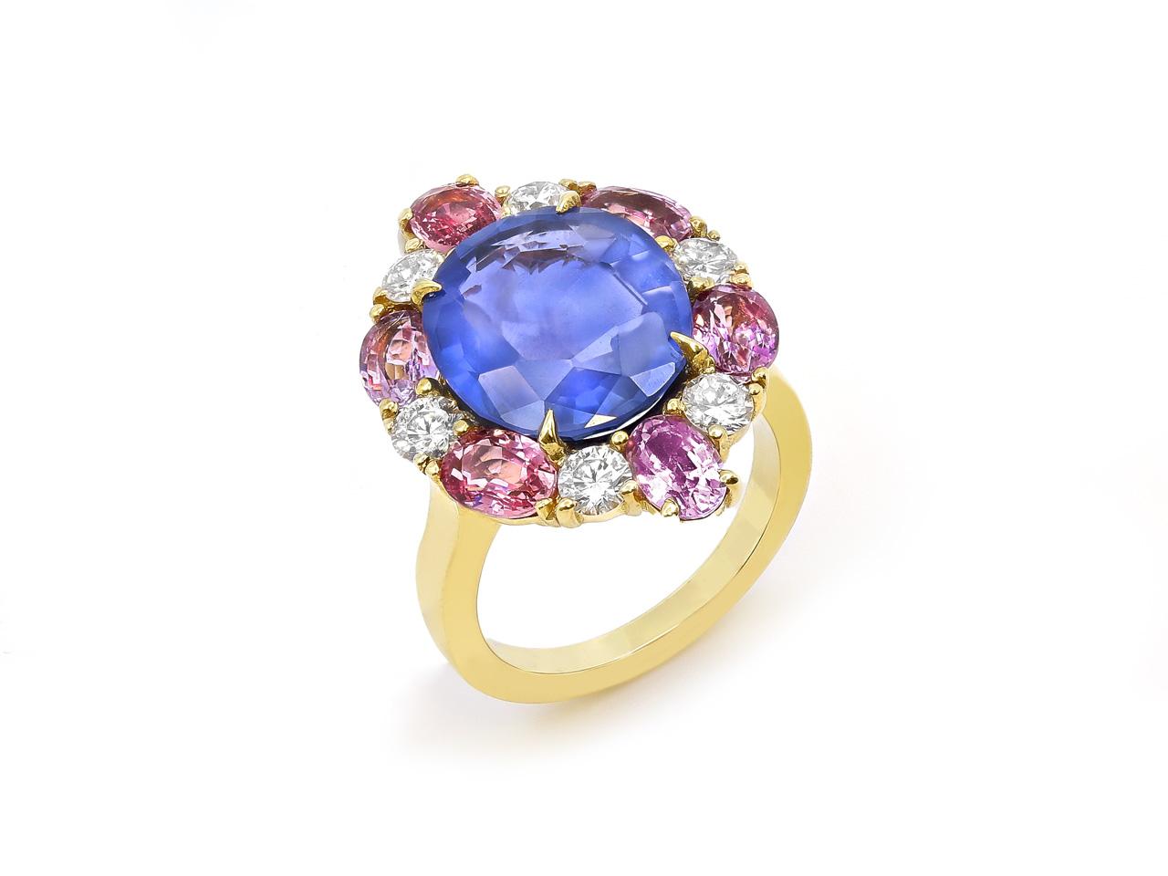 Bague en or jaune 18 carats avec au centre un saphir bleu ovale, 8,55 carats, entouré de saphirs roses ovales, 3,5 carats, et de diamants ronds, 0,9 carats. Avec le rapport GIA #2215897457 indiquant l'origine Sri Lanka et sans chauffage. 