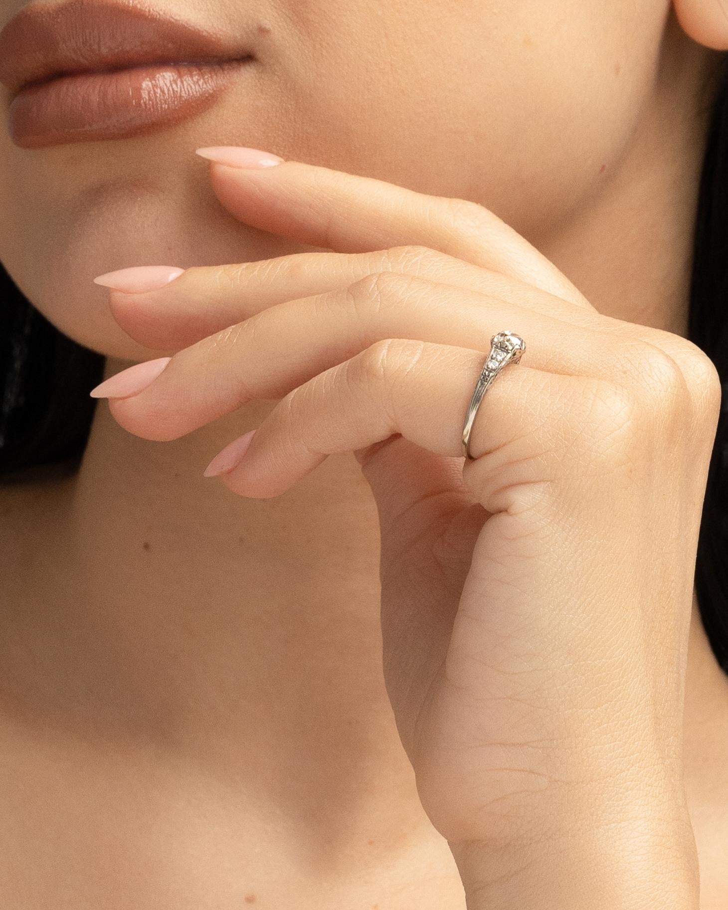 Bague de fiançailles en or jaune 14 carats certifiée GIA avec un diamant Art déco de 0,86 carat en vente 4