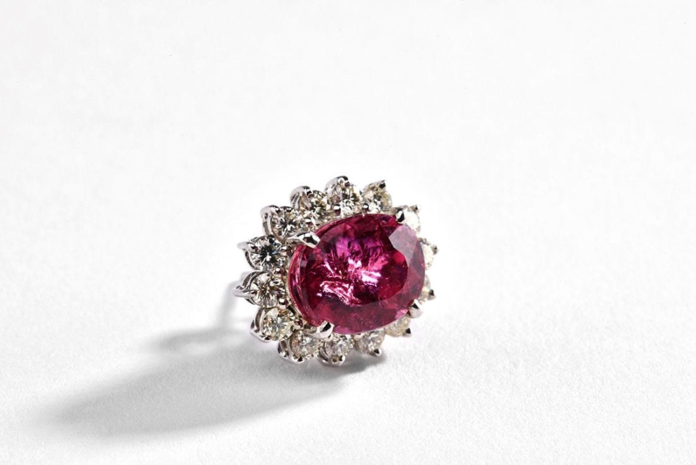 Taille ovale Boucles d'oreilles en or 18 carats rubellite et diamant certifiées GIA de 8,63 carats en vente