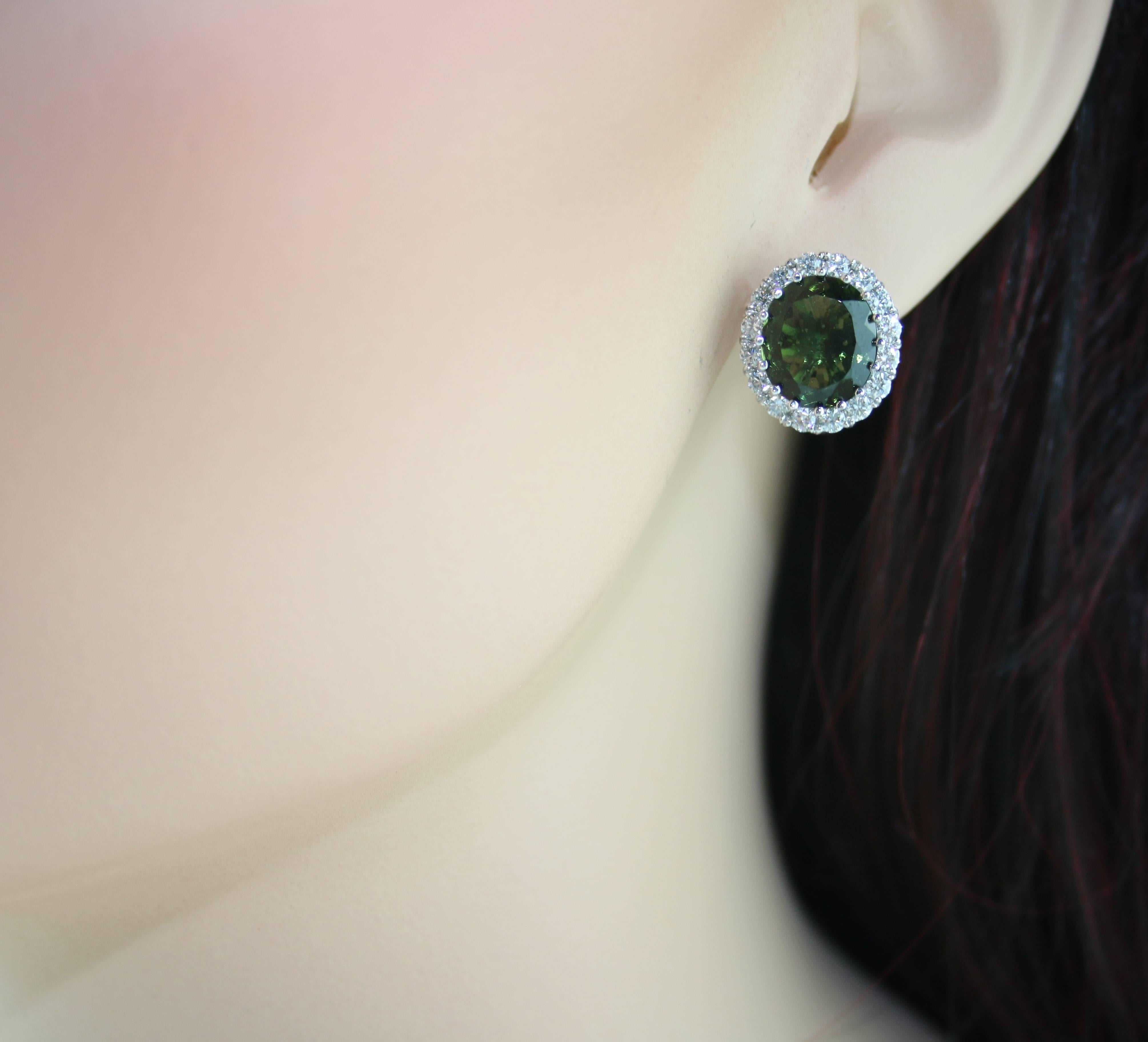 GIA-zertifizierte 8,63 Karat ovale Moldavite-Diamant-Ohrringe aus Gold (Ovalschliff) im Angebot