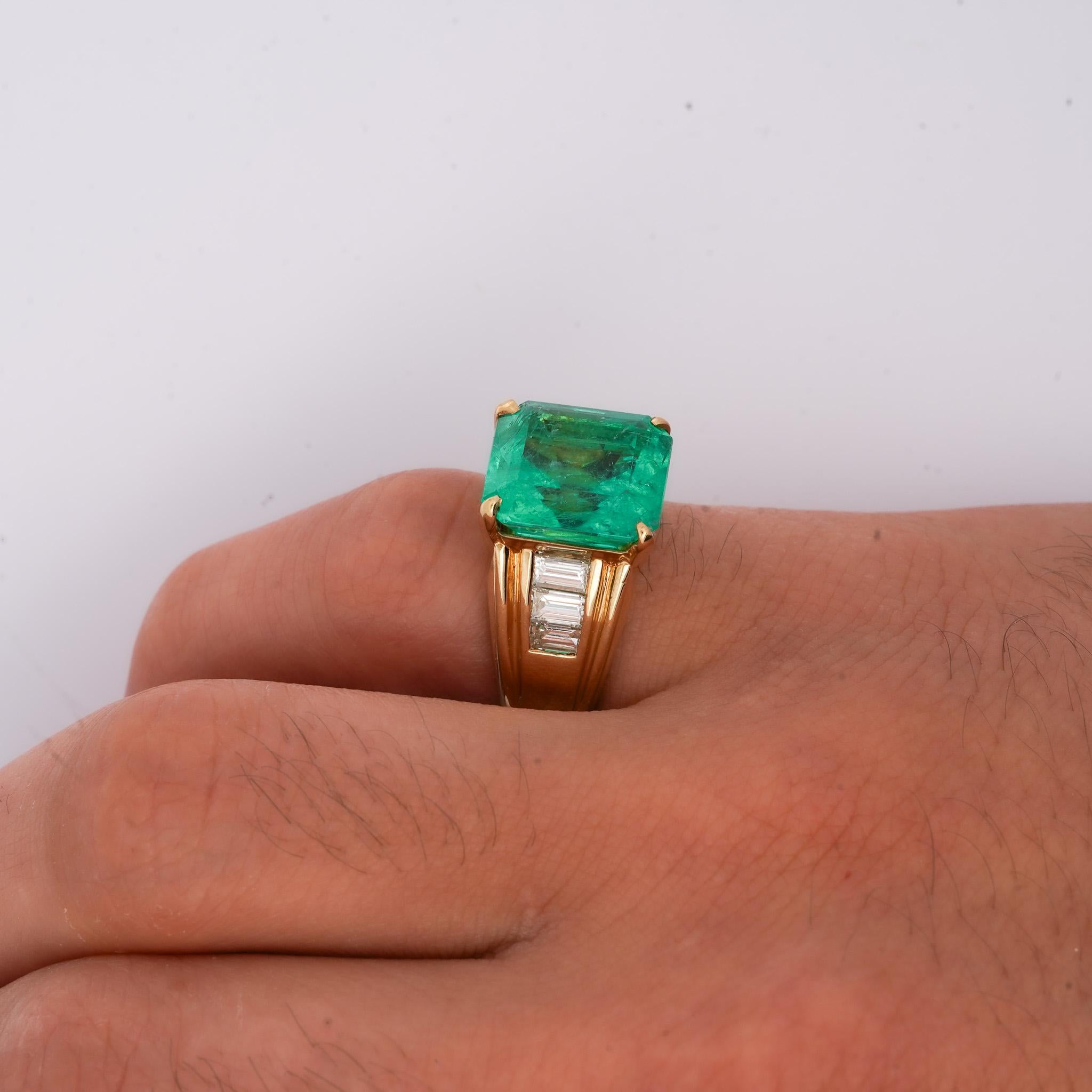 GIA Certified 8.64 Carat Colombian Emerald & Baguette Diamond Ring in 18K Gold For Sale 4