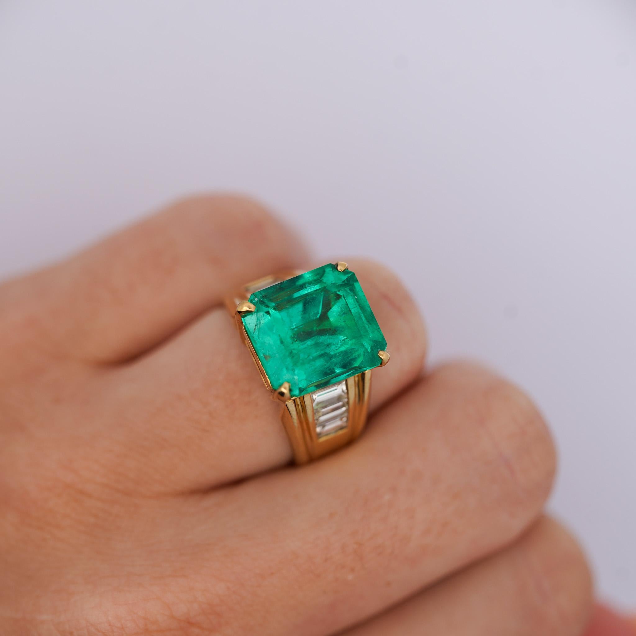 GIA Certified 8.64 Carat Colombian Emerald & Baguette Diamond Ring in 18K Gold For Sale 6